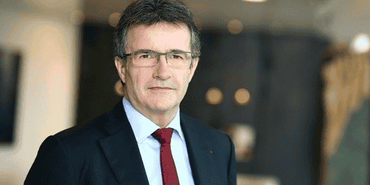 Cela aura « pour conséquence de réduire les émissions de gaz à effet de serre de ce secteur deux fois plus vite que le scénario Net Zero 2050 publié par l'Agence internationale de l'énergie », a affirmé Philippe Brassac, le DG de Crédit Agricole