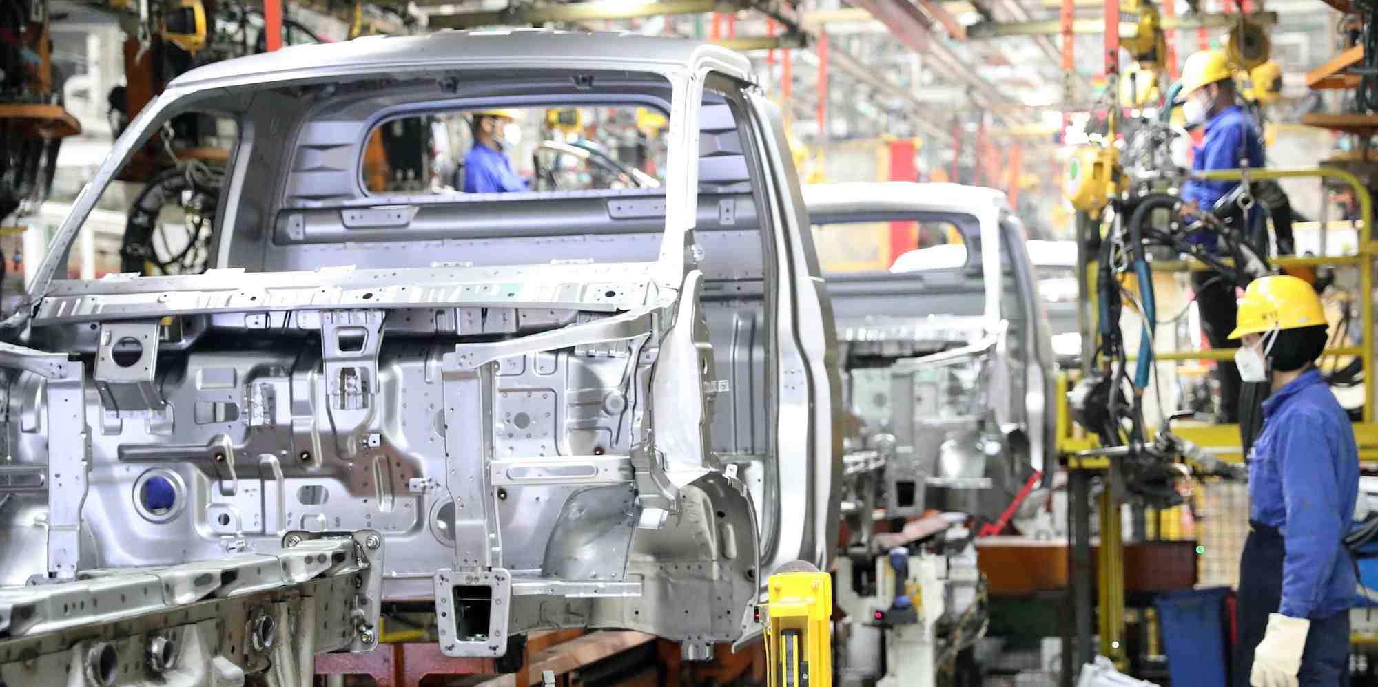 Des ouvriers travaillent sur une ligne d’assemblage d’une usine du chinois SAIC et de l’américain General Motors. Celle-ci est située à Qingdao, dans l’est de la Chine.