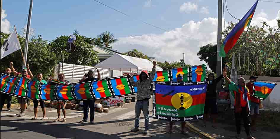 Le FLNKS a souligné dans un communiqué « qu'aujourd'hui, l'objectif principal du mouvement indépendantiste est d'apaiser les tensions et de trouver des solutions durables pour notre pays ».