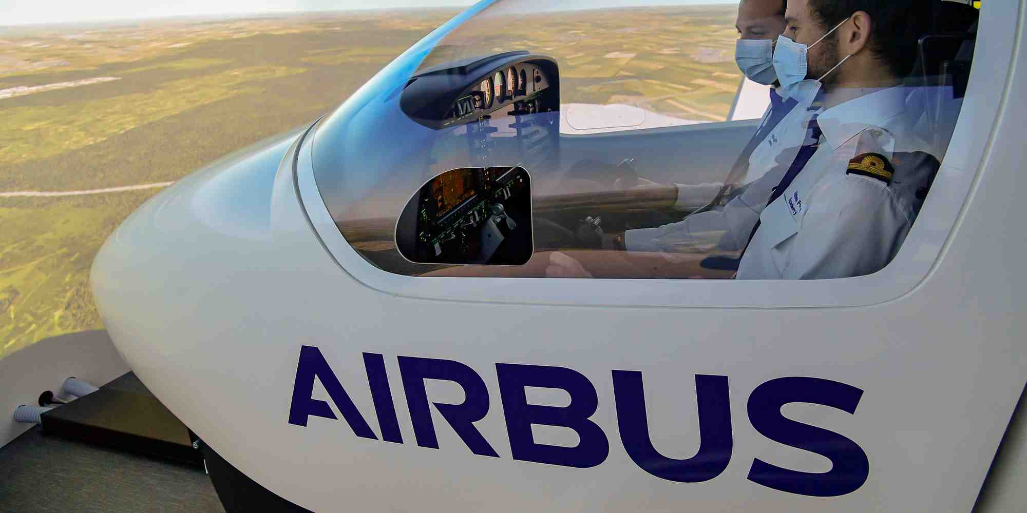 Des élèves de l'école d'Airbus à Champniers dans un simulateur de vol.