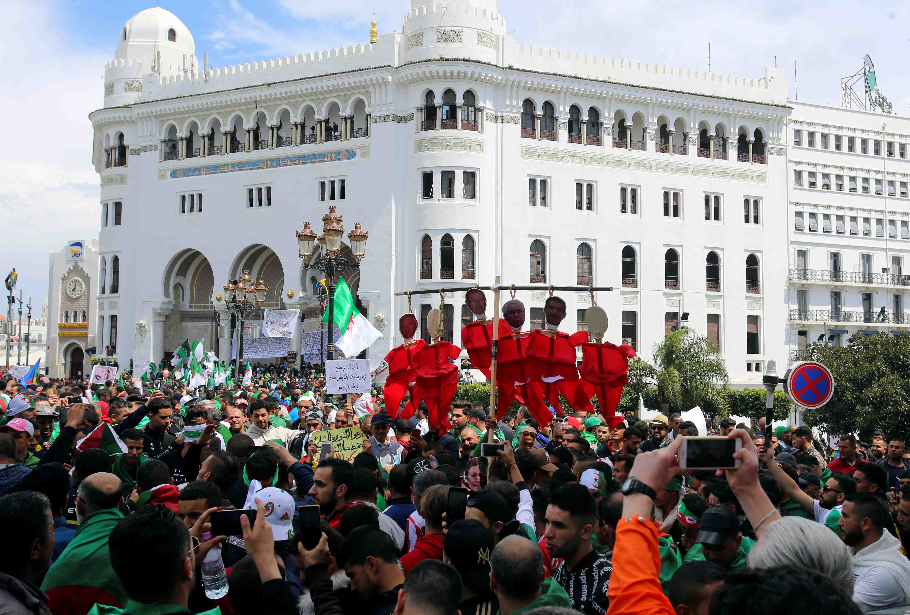 Manifestation a alger pour demander le depart du "clan bouteflika