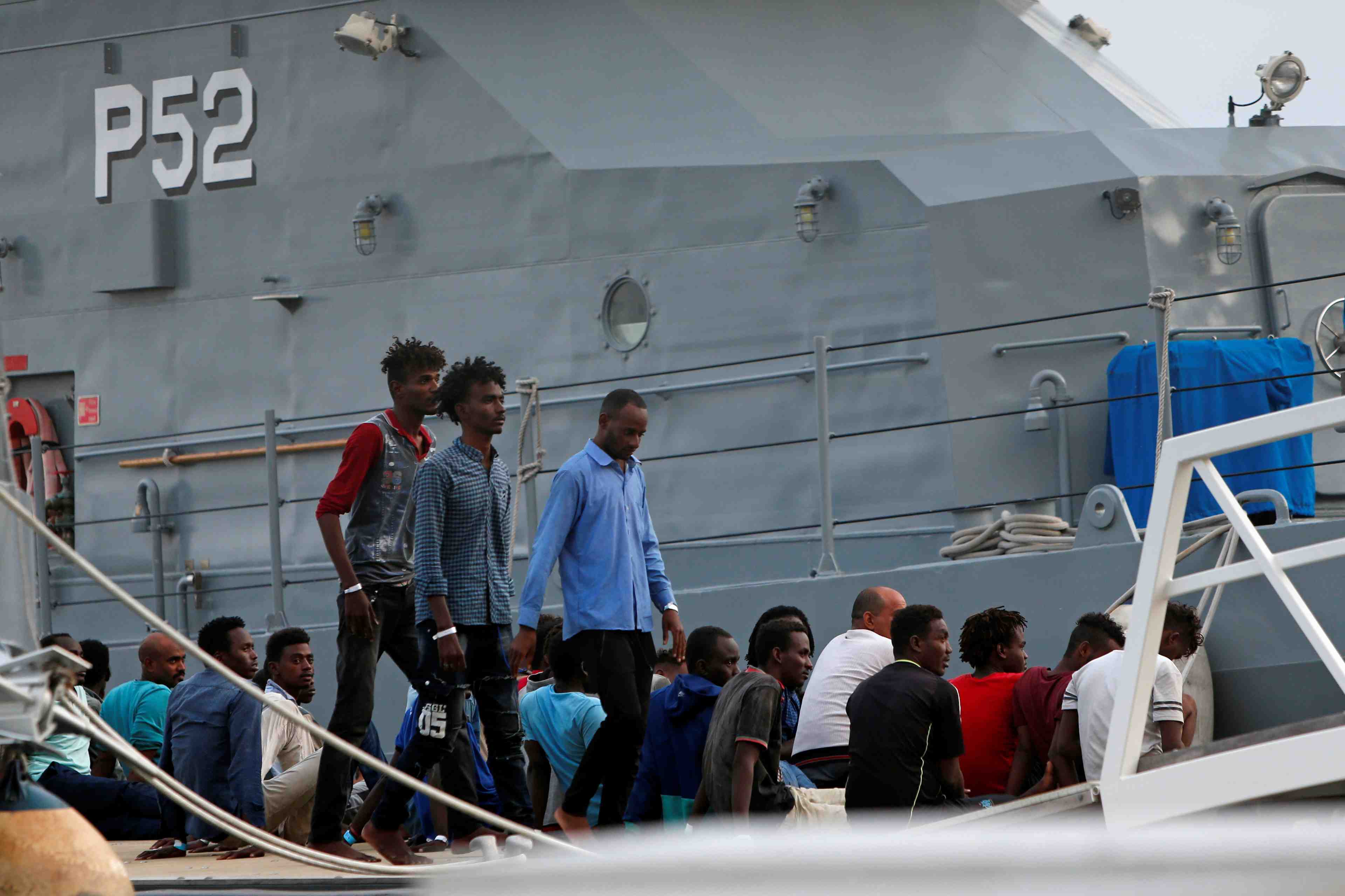 Une partie des migrants recueillis par l'ocean viking debarquent a malte
