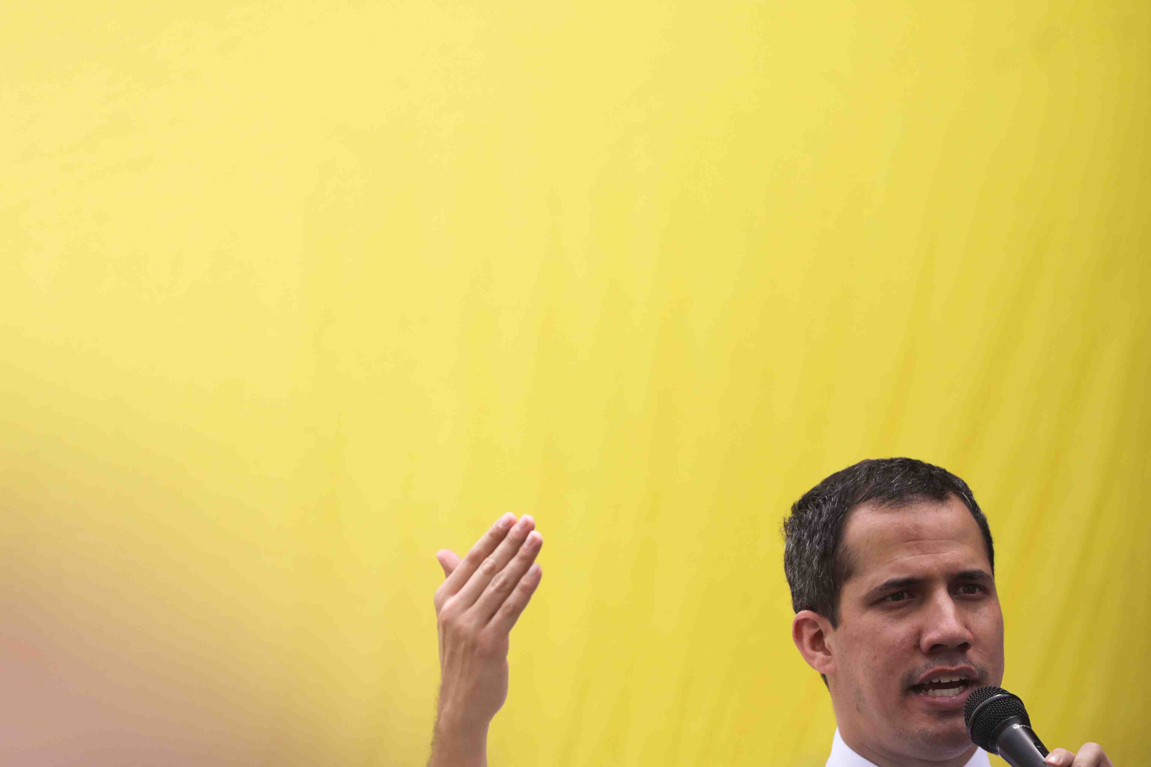Paris dement la presence de juan guaido a la residence de france a caracas