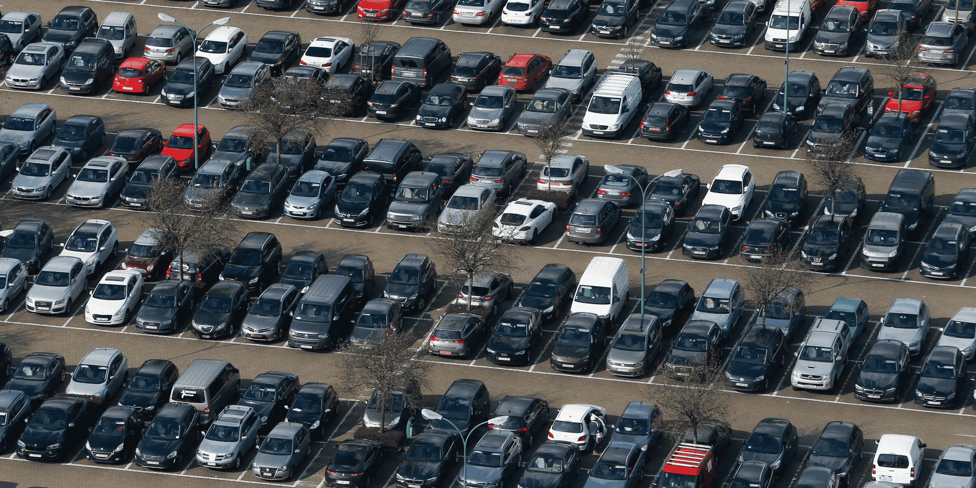 D'après l'ACEA, la part de marché des voitures électriques « est passée de 13,9% en 2023, à 12,6% cette année » en Europe.