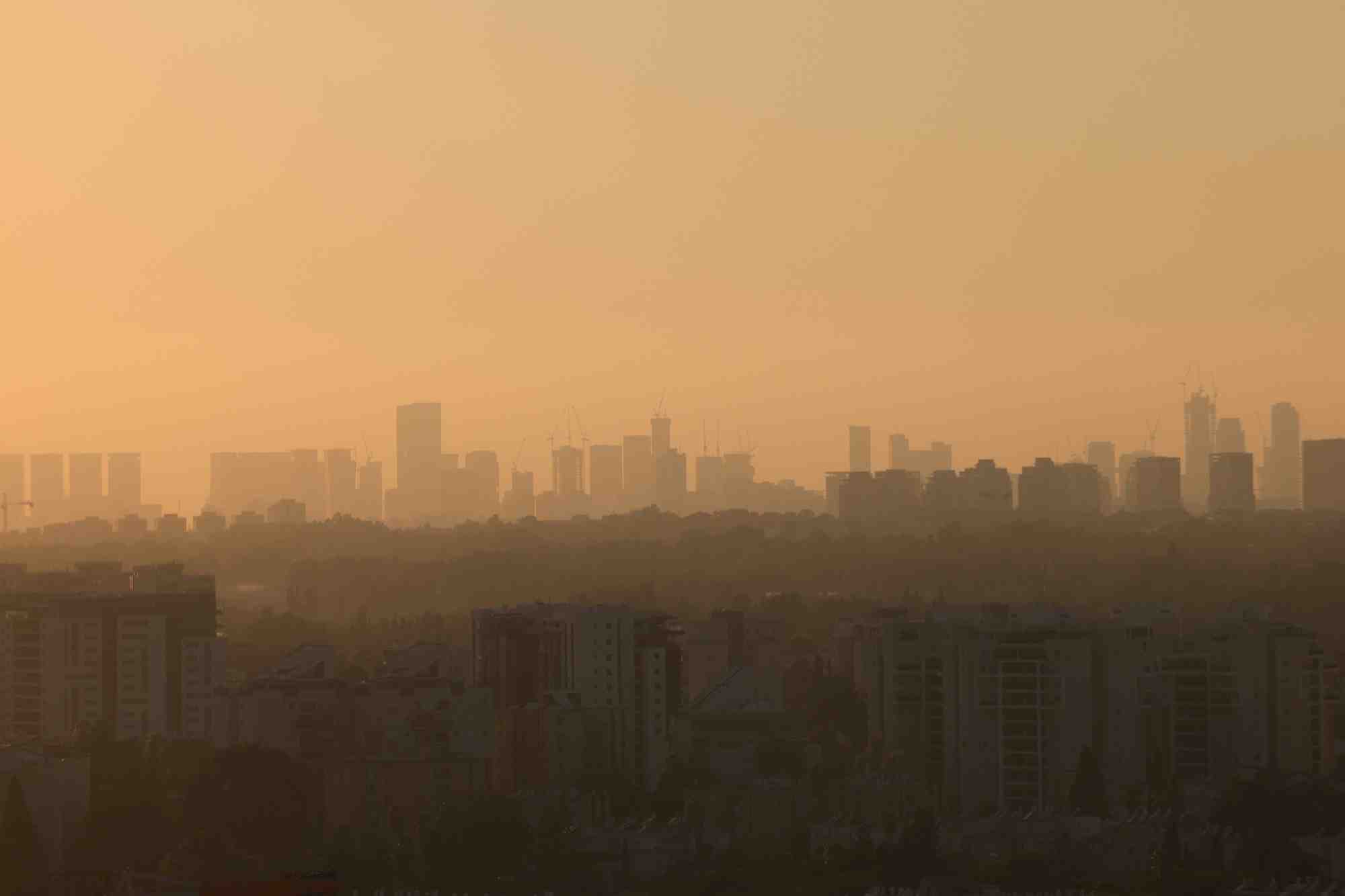 Vue de la ligne d'horizon de tel aviv au coucher du soleil