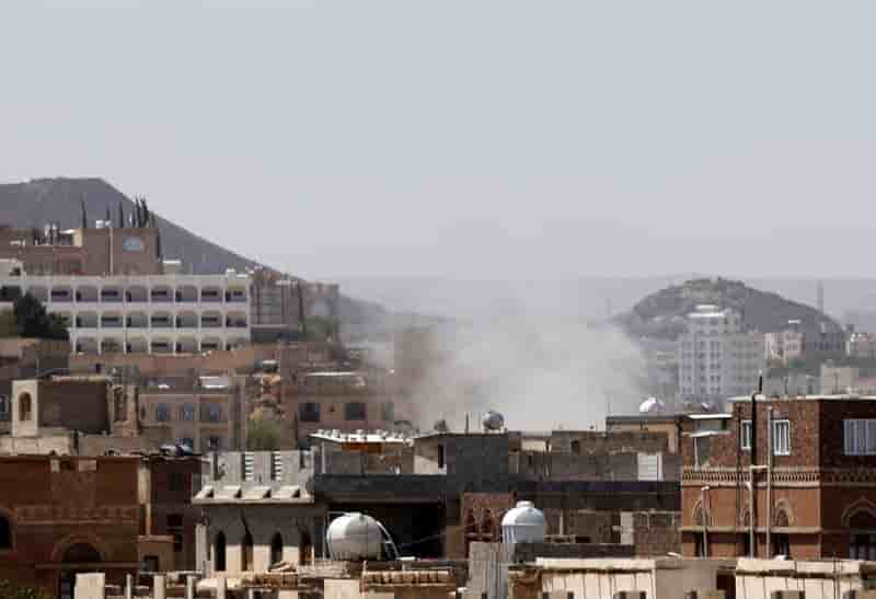 Le siège de la télévision yéménite en flammes, combats à Sanaa