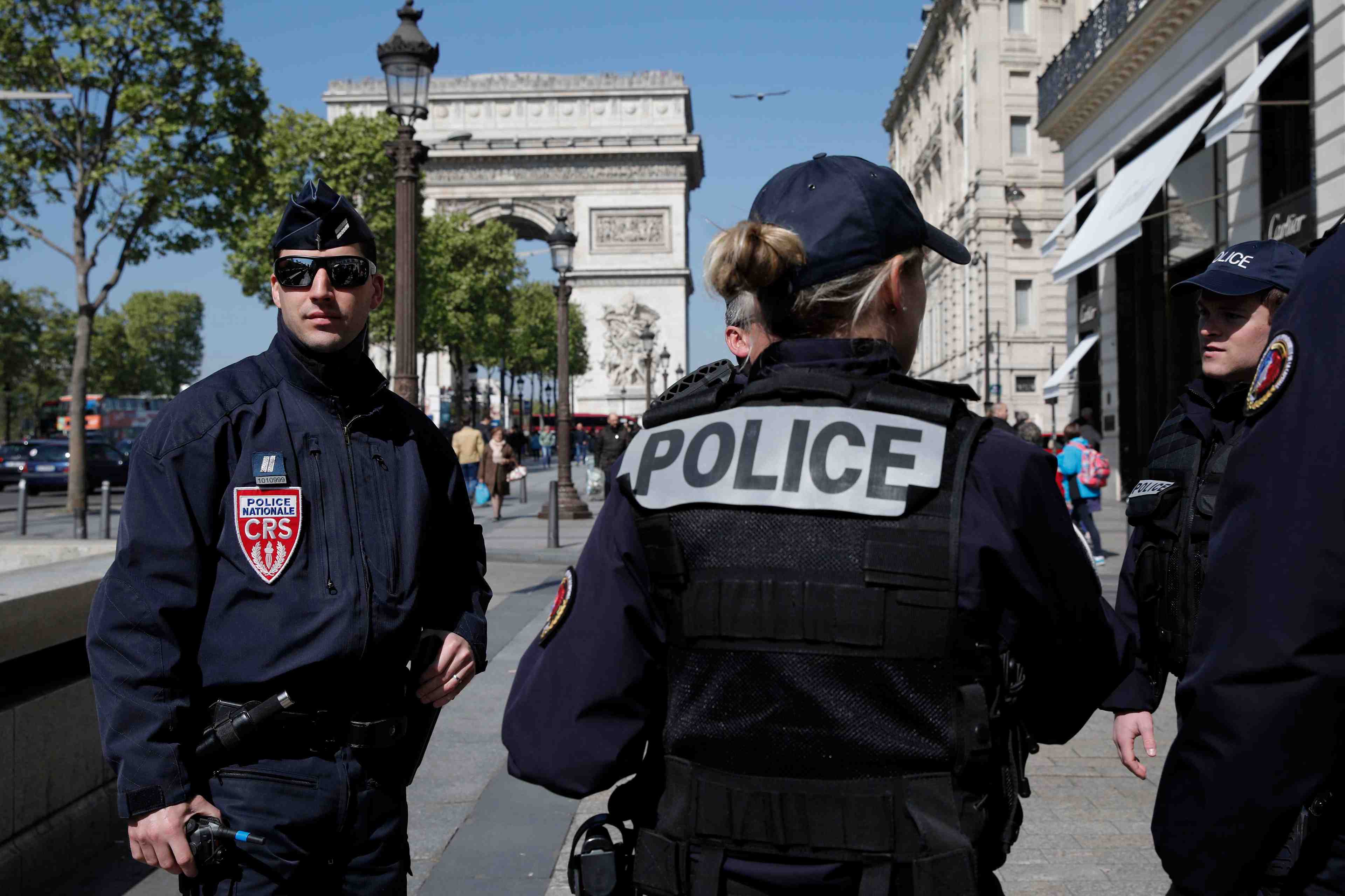 Des policiers en colere apres l'attaque des champs-elysees