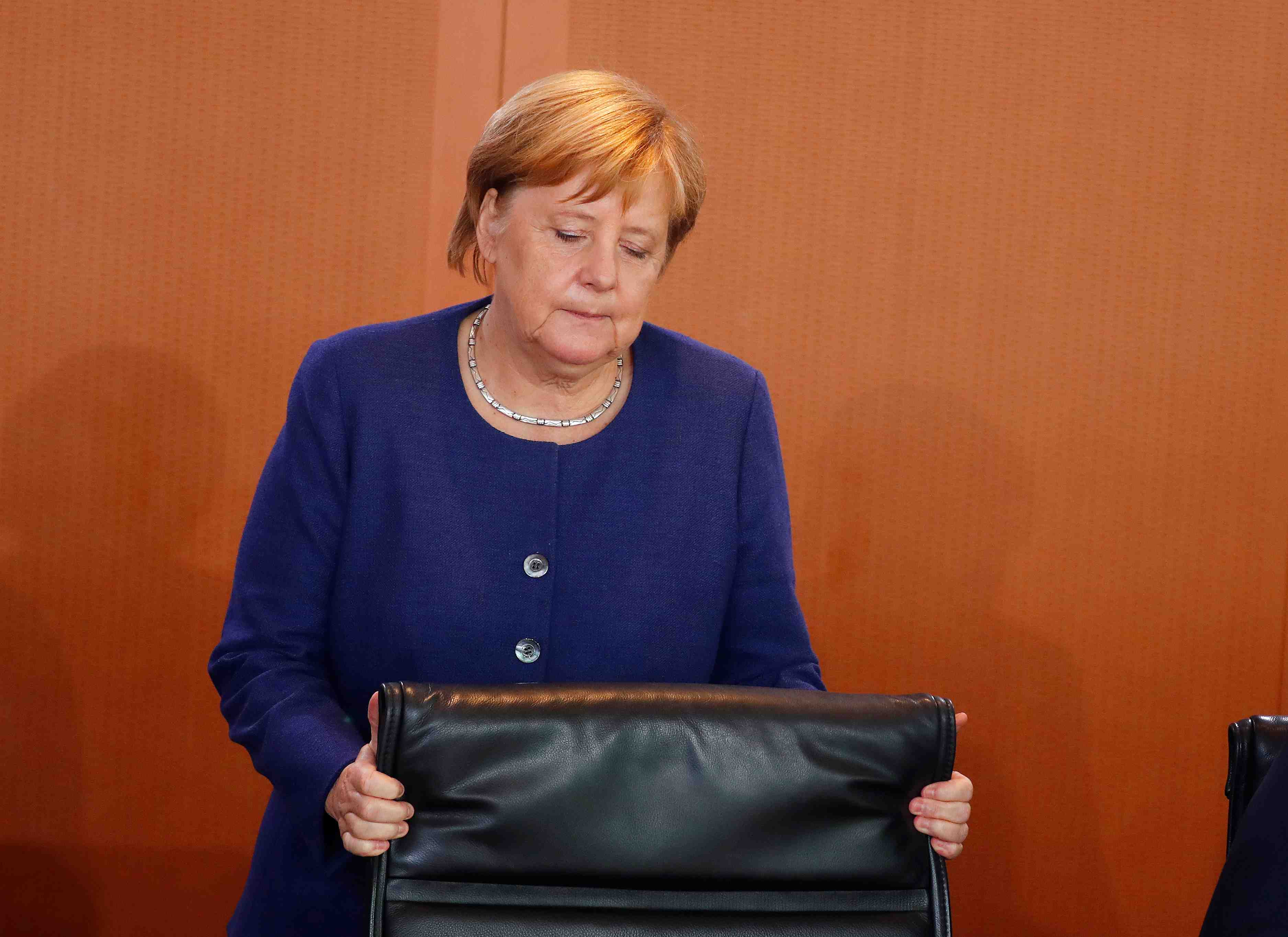 Les conservateurs du bundestag infligent un revers a merkel