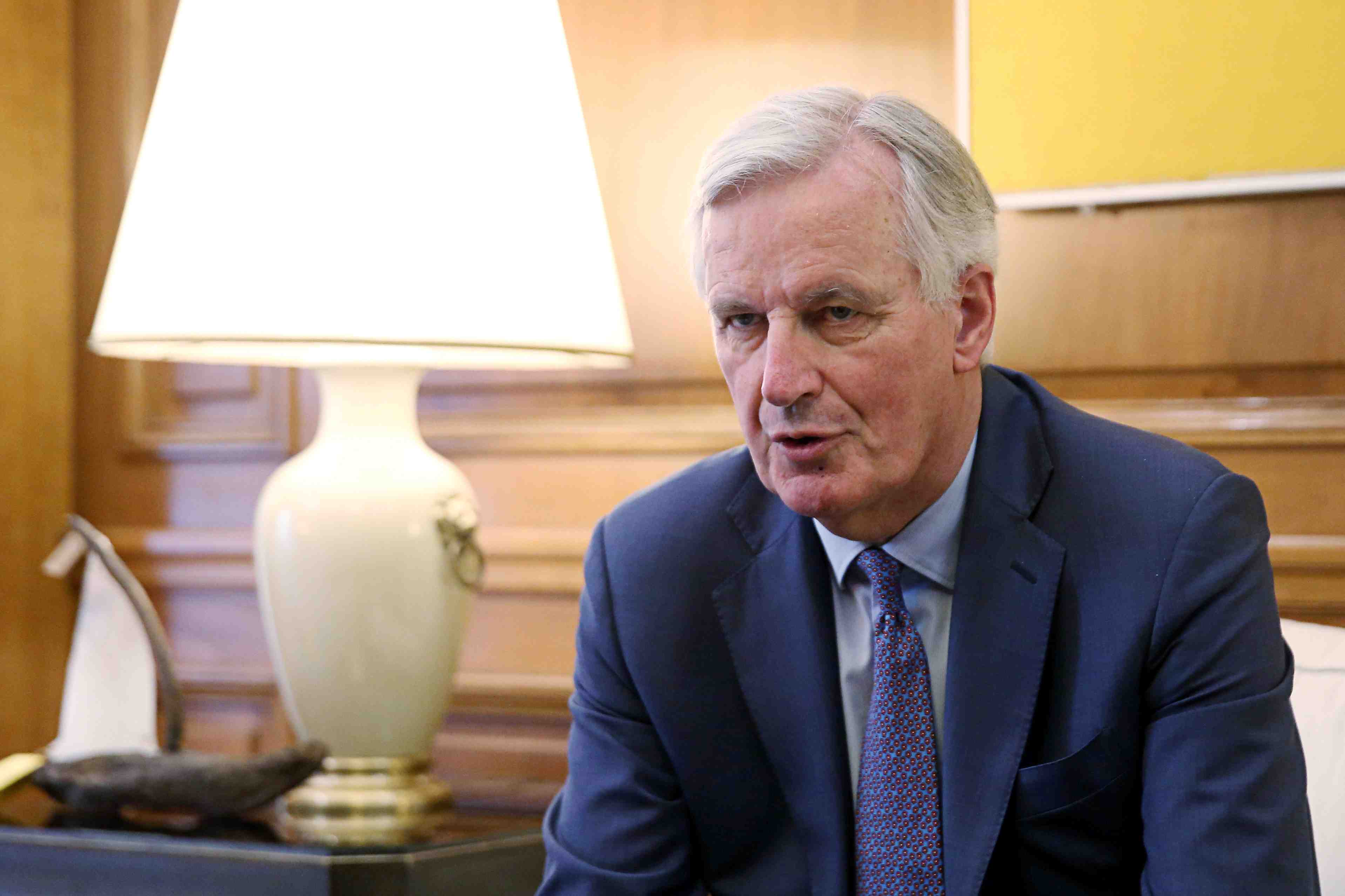 Macron salue les "qualites eminentes" de barnier