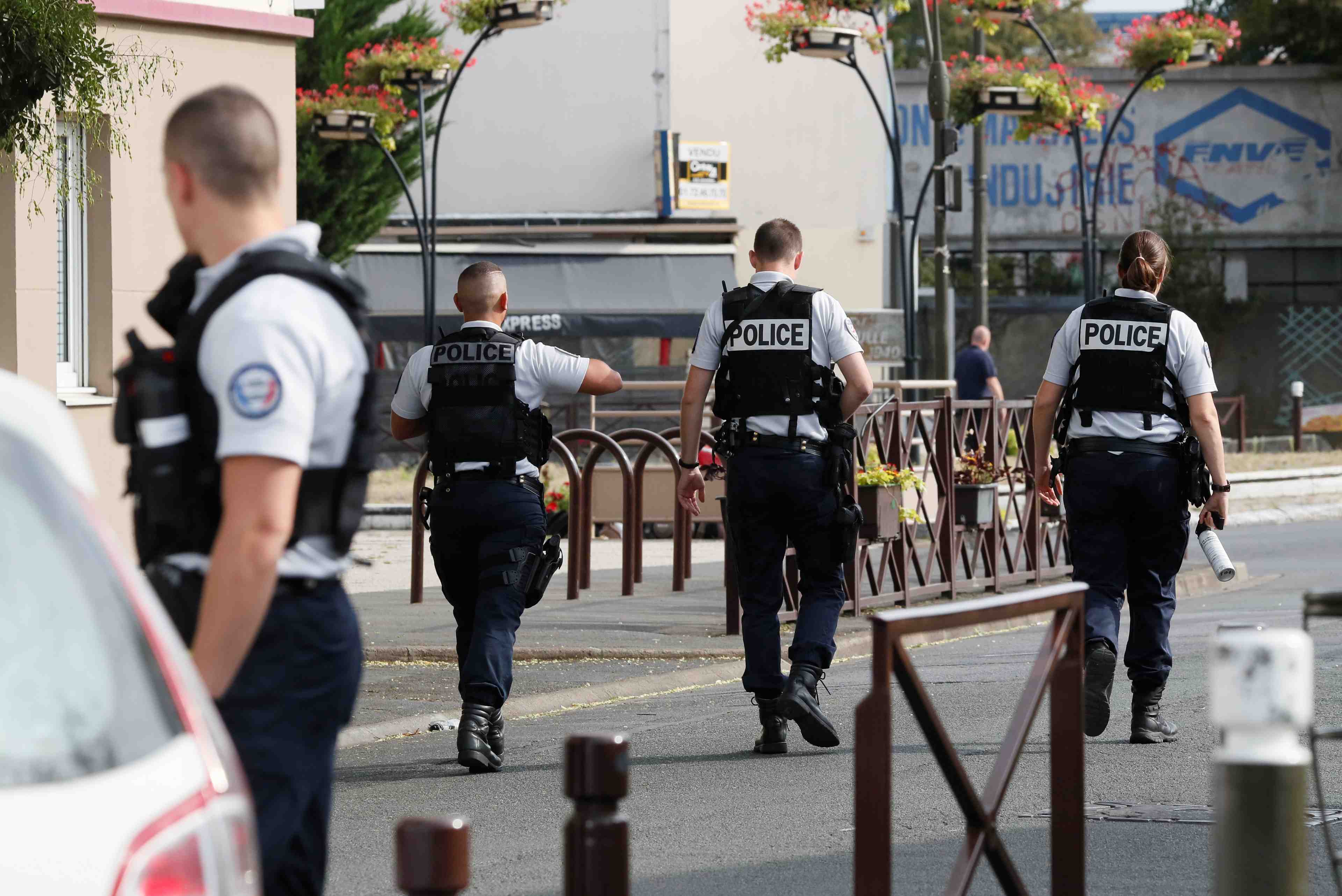 Un mort et des blesses dans l'attaque au couteau pres de paris, dit le maire
