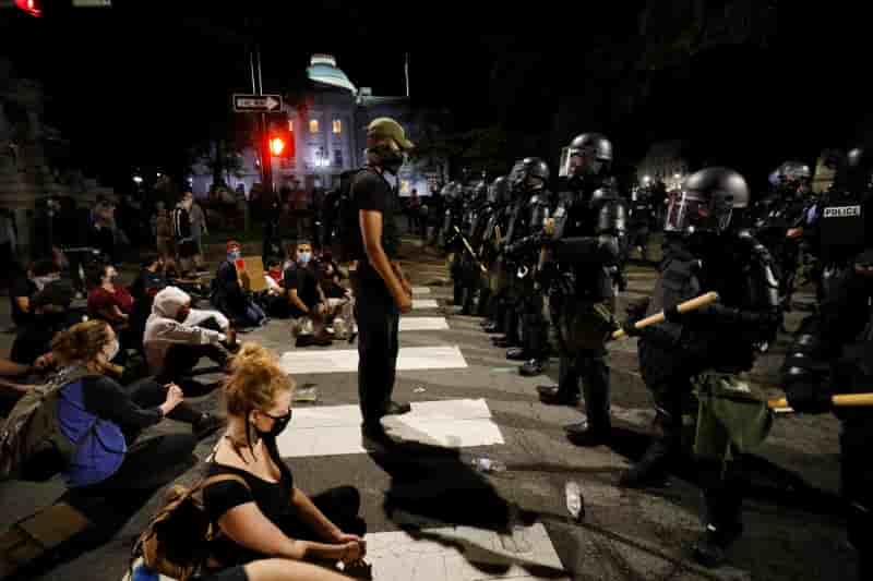 Sixieme de nuit de colere et de violences dans des villes americaines