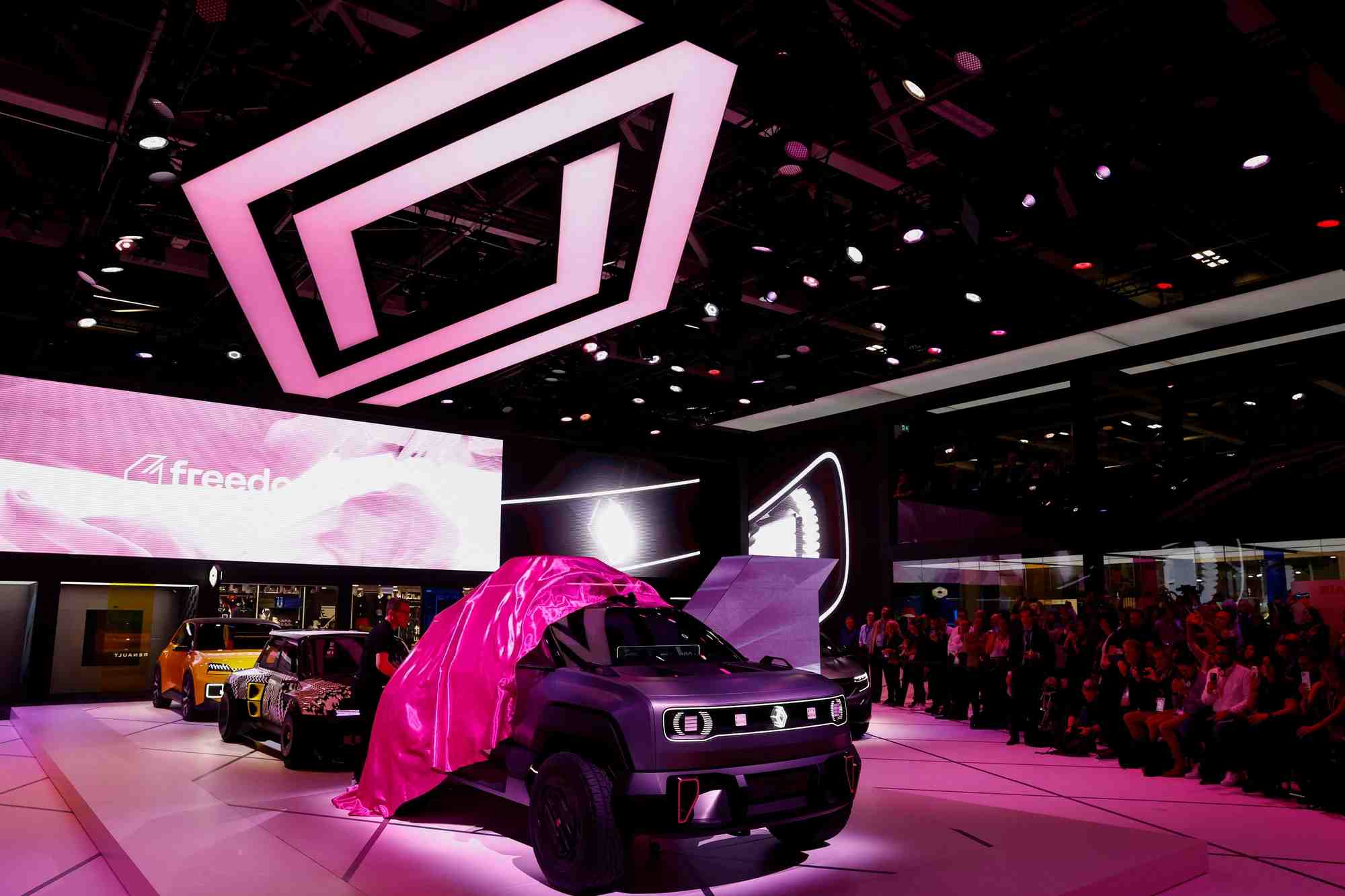 La voiture electrique renault 4 est presentee au mondial de l'automobile de paris