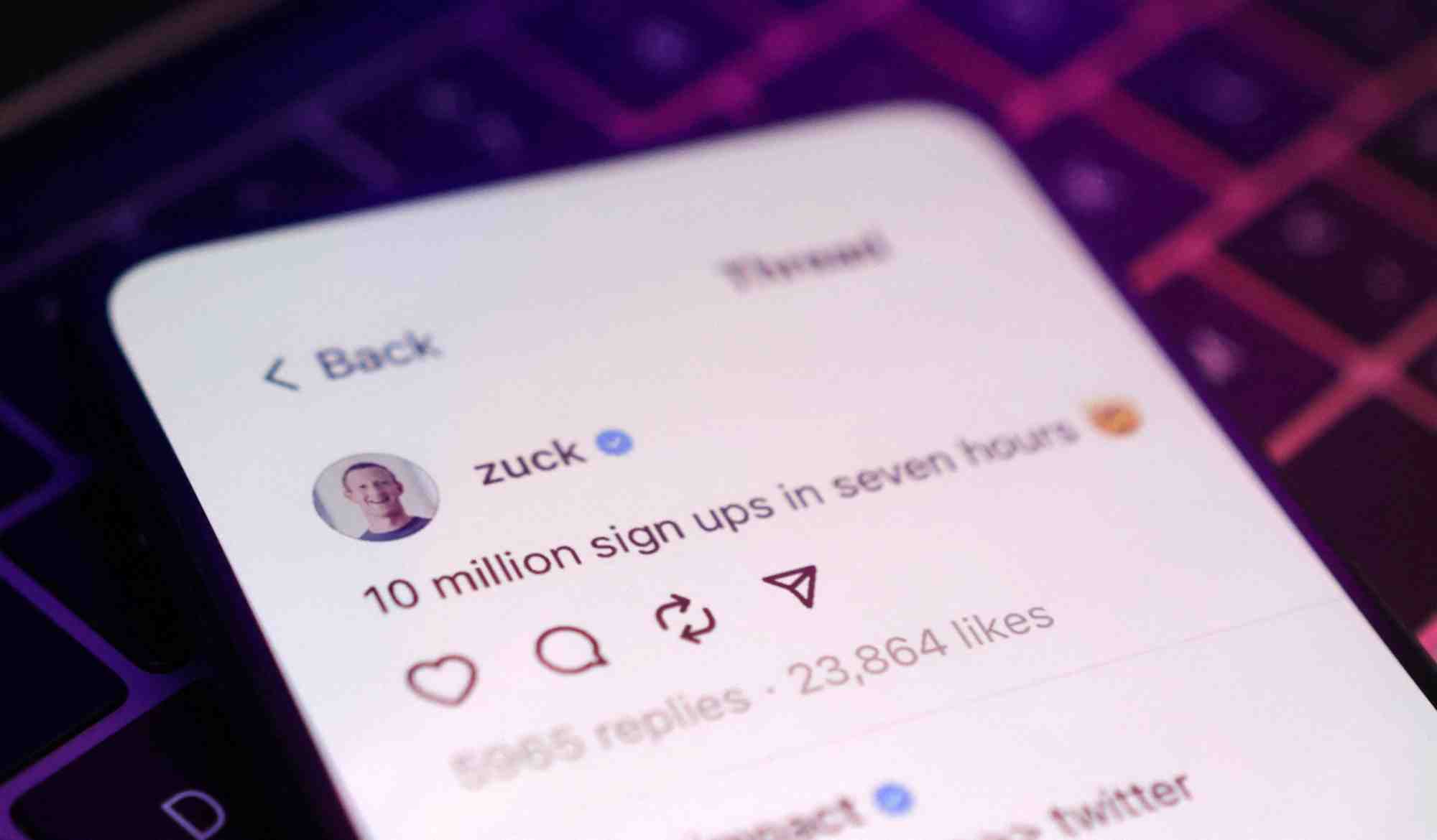 Seuls les utilisateurs d'Instagram (deux milliards au total) peuvent créer un compte Threads et les deux comptes sont liés.