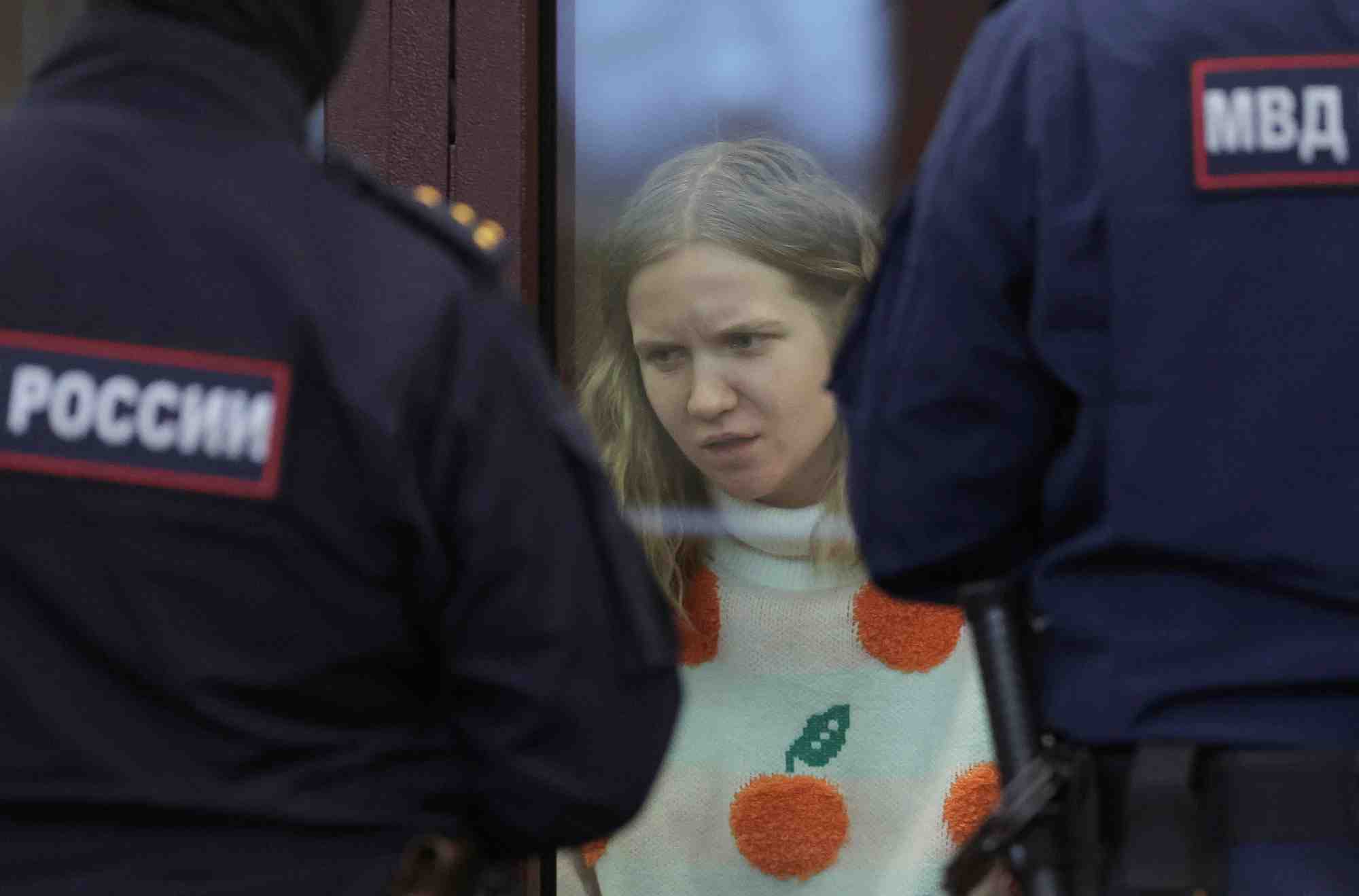 Un tribunal russe examine le cas de daria trepova, accusee d'avoir tue un celebre blogueur militaire