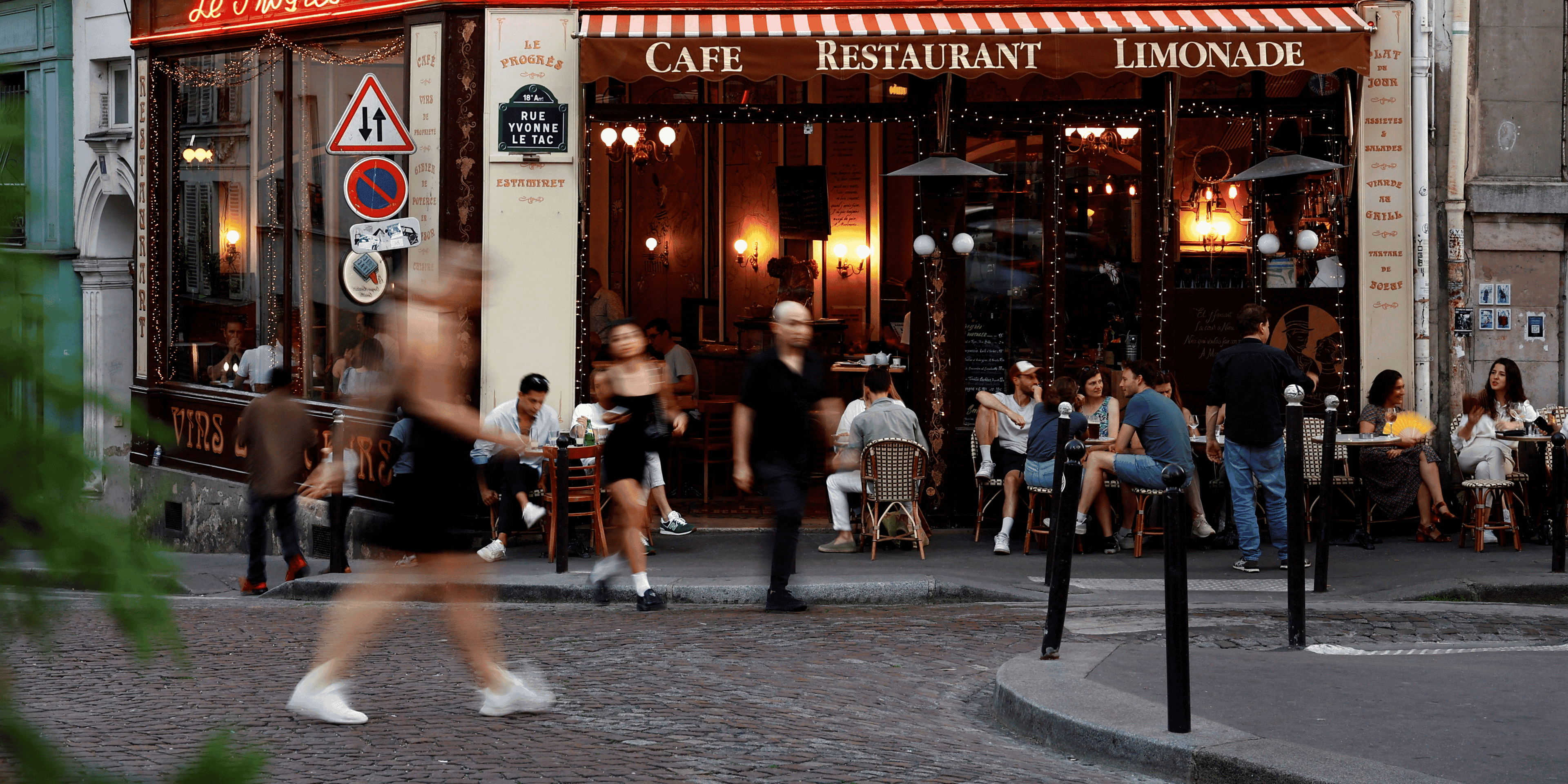 Des gens passent devant un restaurant a paris