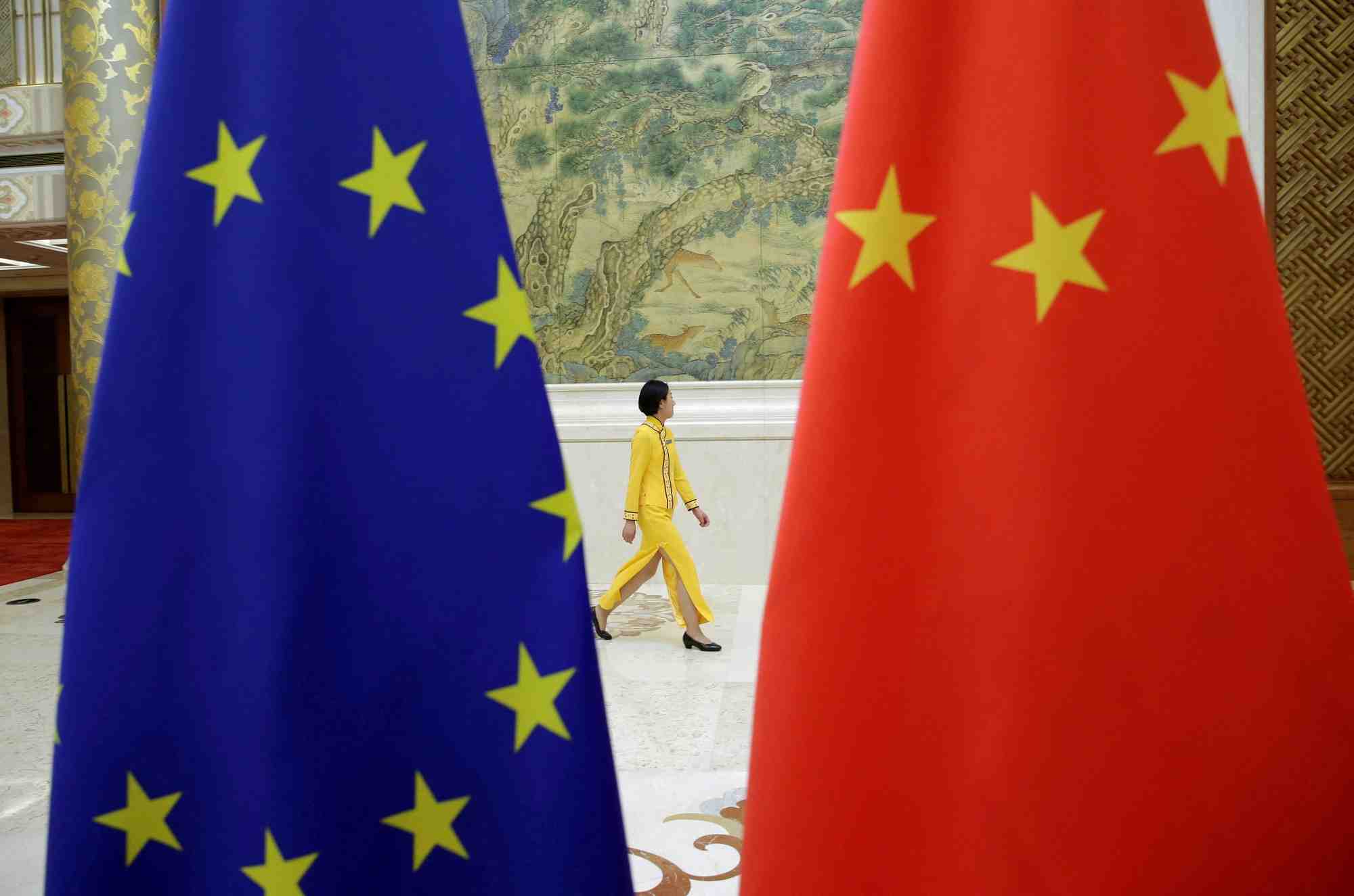Les drapeaux de l'ue et de la chine