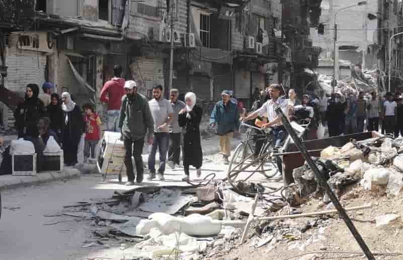 Des civils evacues du camp de yarmouk pres de damas