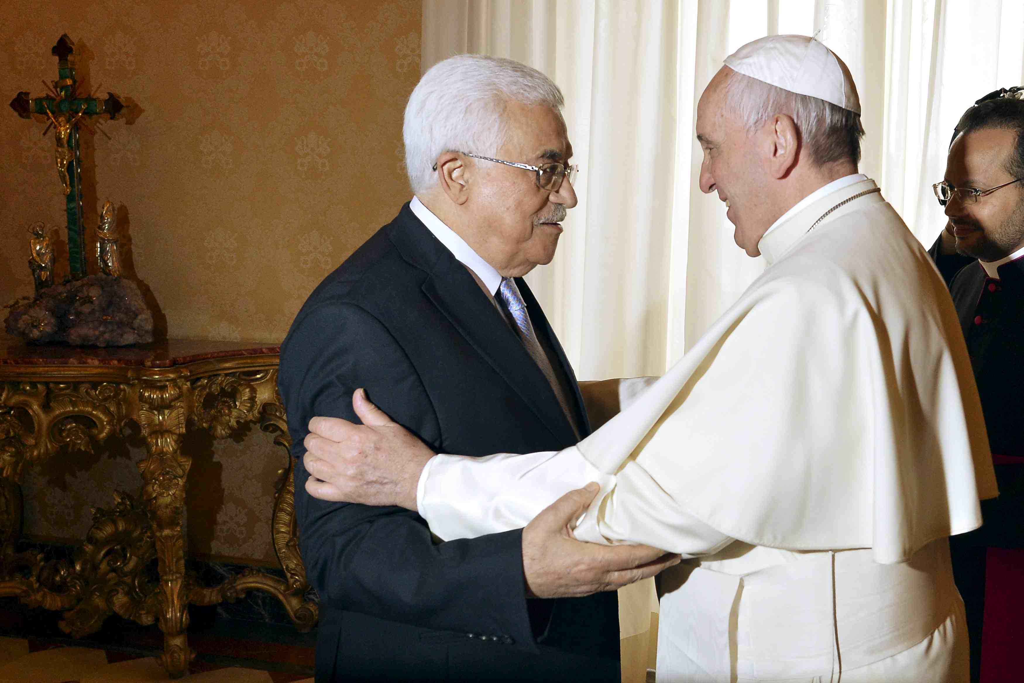 Le pape francois salue mahmoud abbas comme un "ange de la paix"