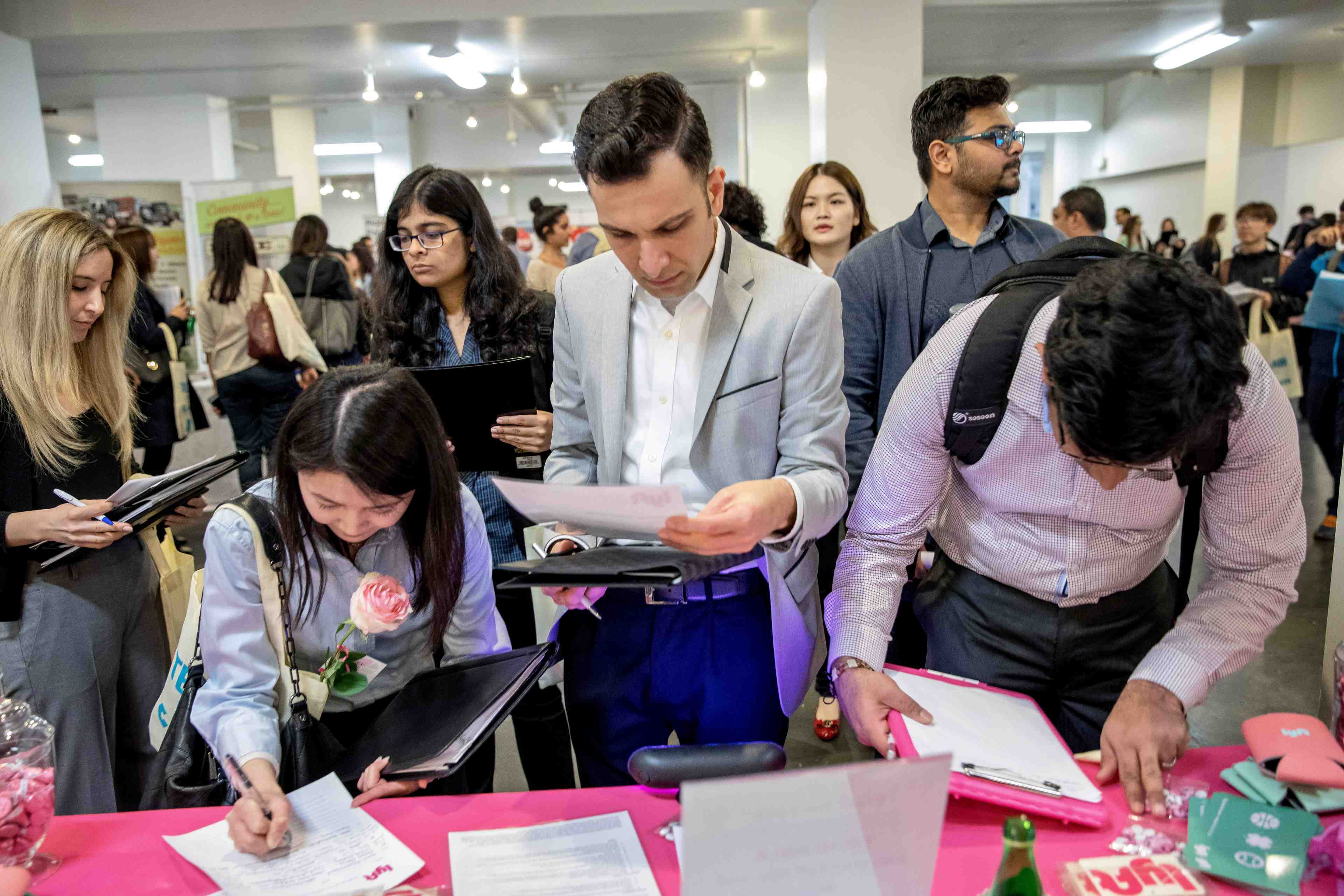 Usa: forte hausse des creations d'emplois, pas des salaires