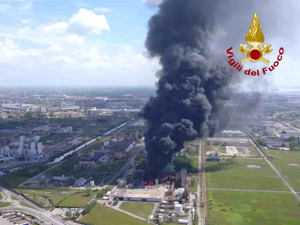Explosion dans une usine chimique de venise, les habitants pries de ne pas sortir
