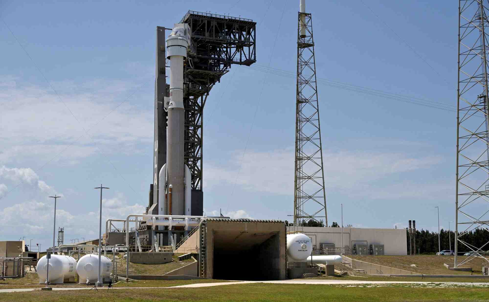 Une fusee atlas v de united launch alliance est posee sur l'aire de lancement a cap canaveral