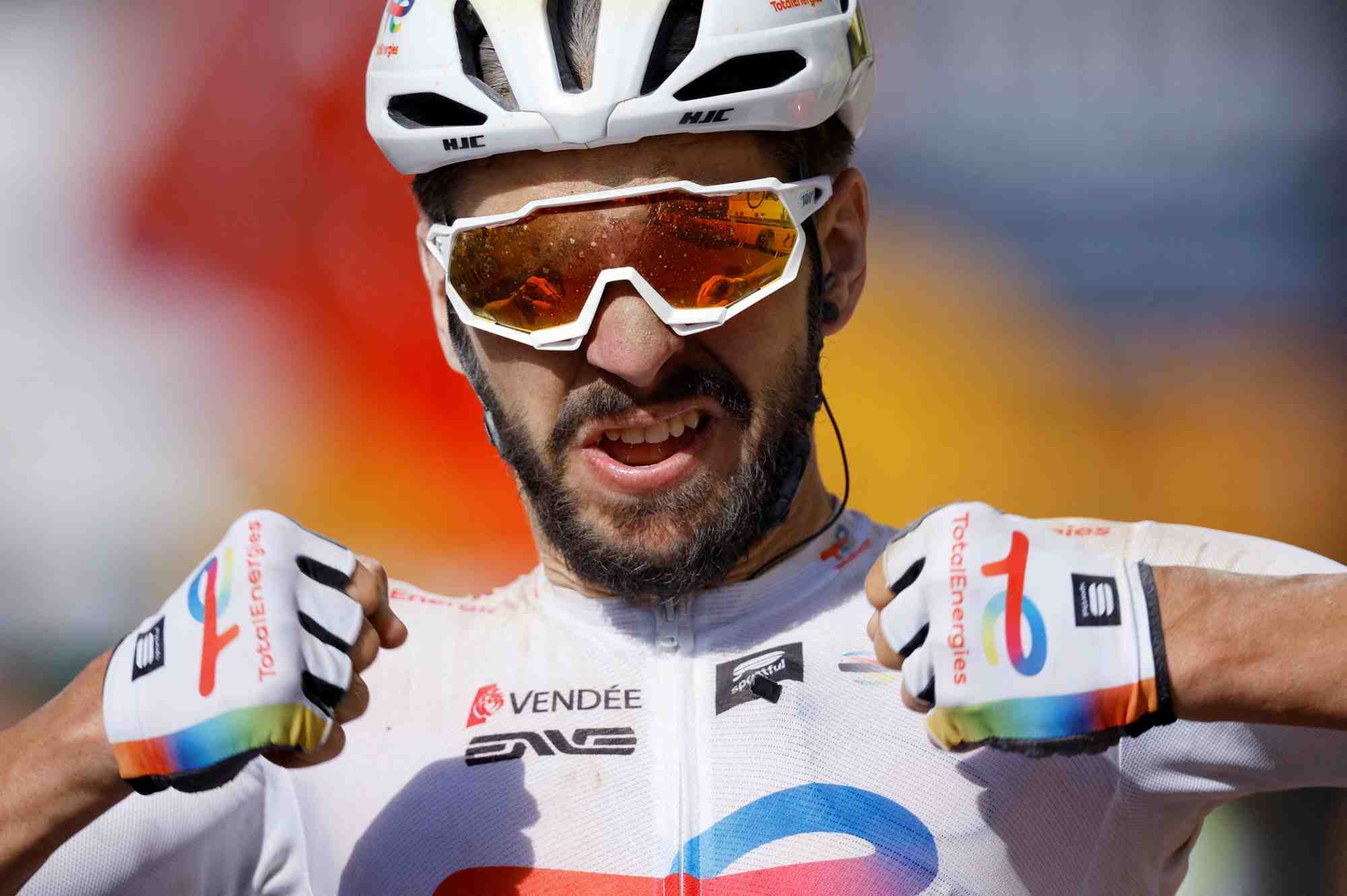 Anthony turgis fete sa victoire dans la 9e etape du tour de france