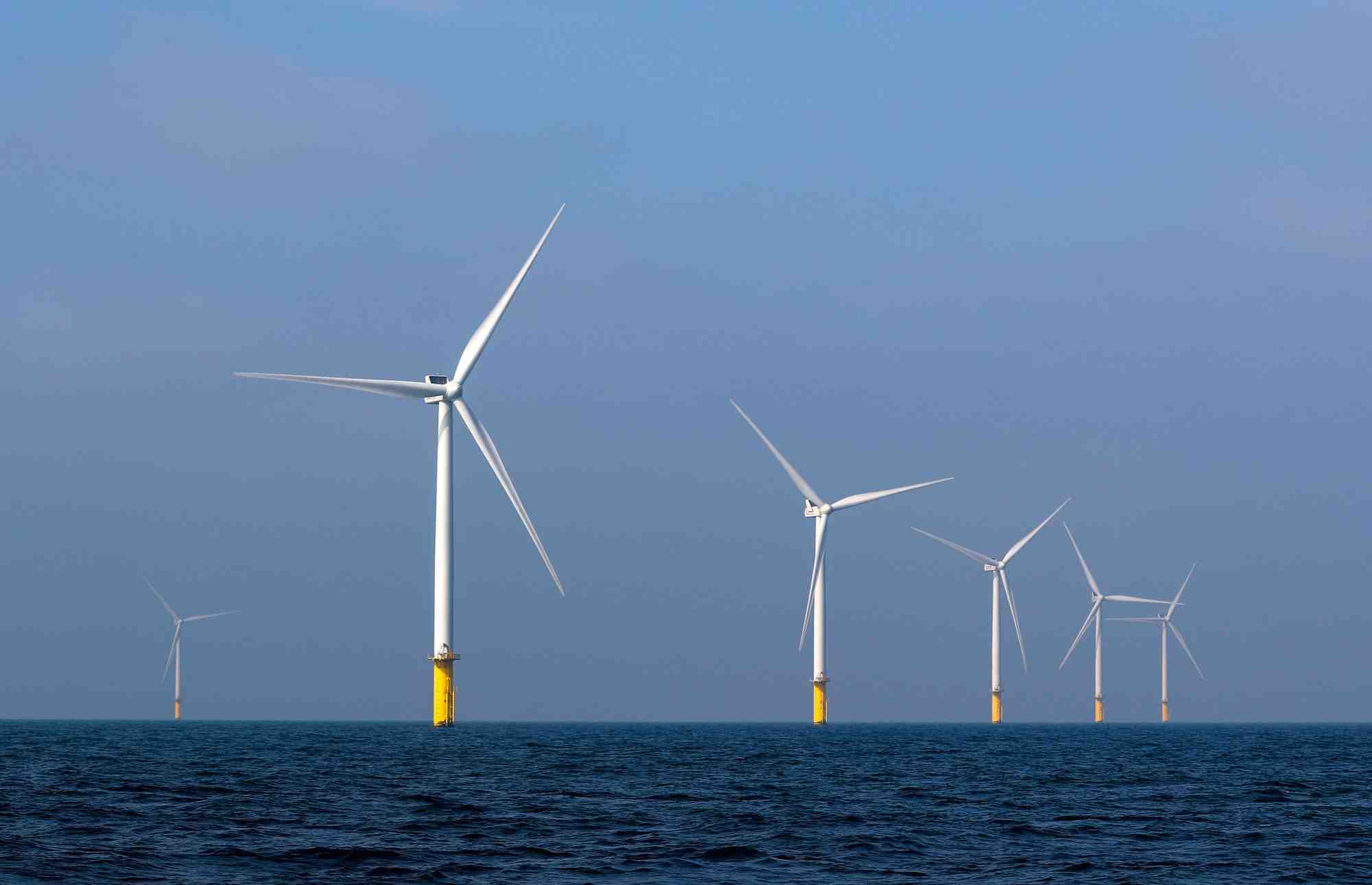 La mise en service du parc éolien offshore de Dunkerque, d'une puissance maximale de 600 MW, est prévue à l'horizon 2029, selon le calendrier prévisionnel du projet consultable sur le site de RTE.