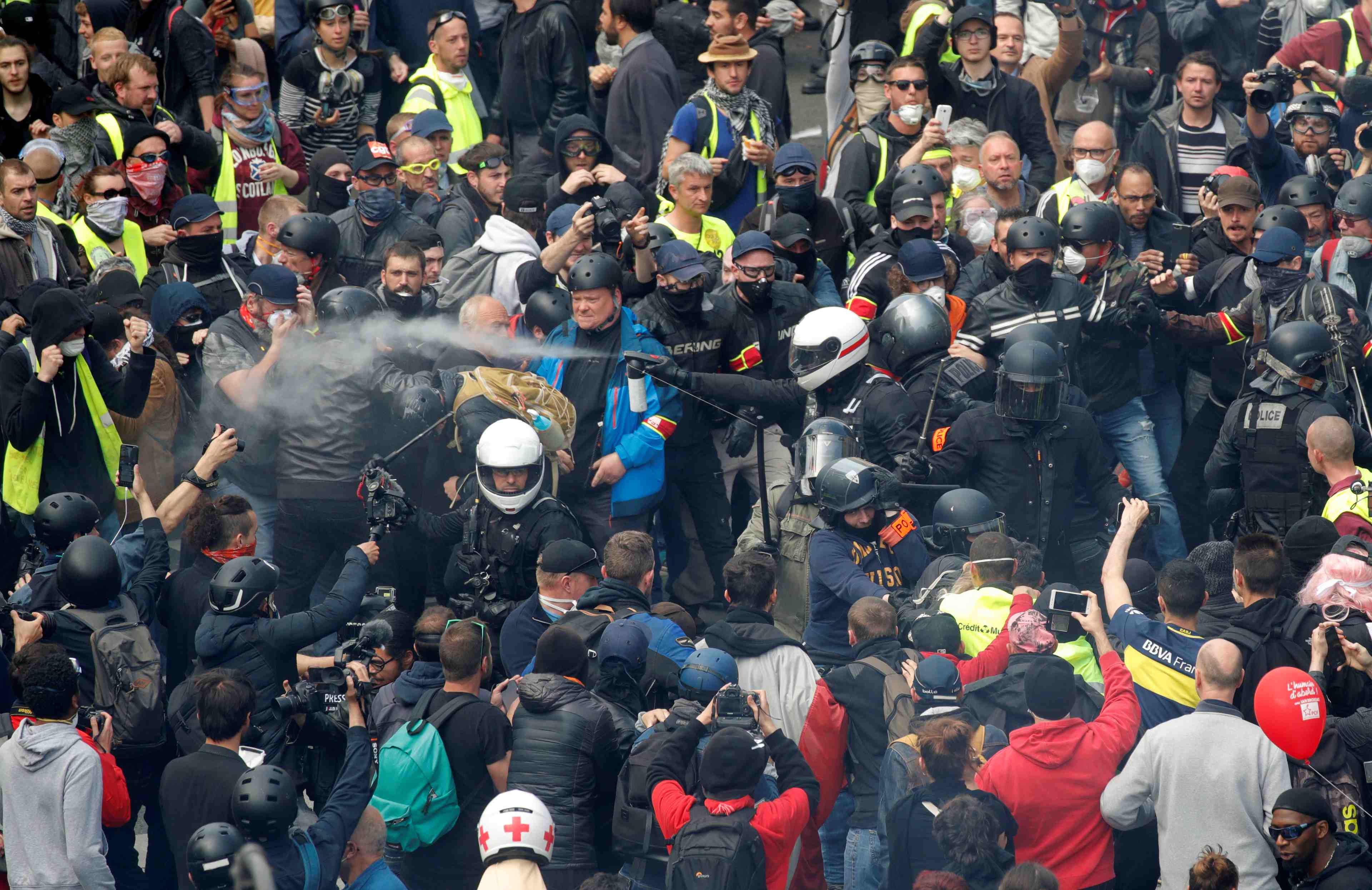 Gilets jaunes: un crs condamne pour un jet de pave pendant une manifestation