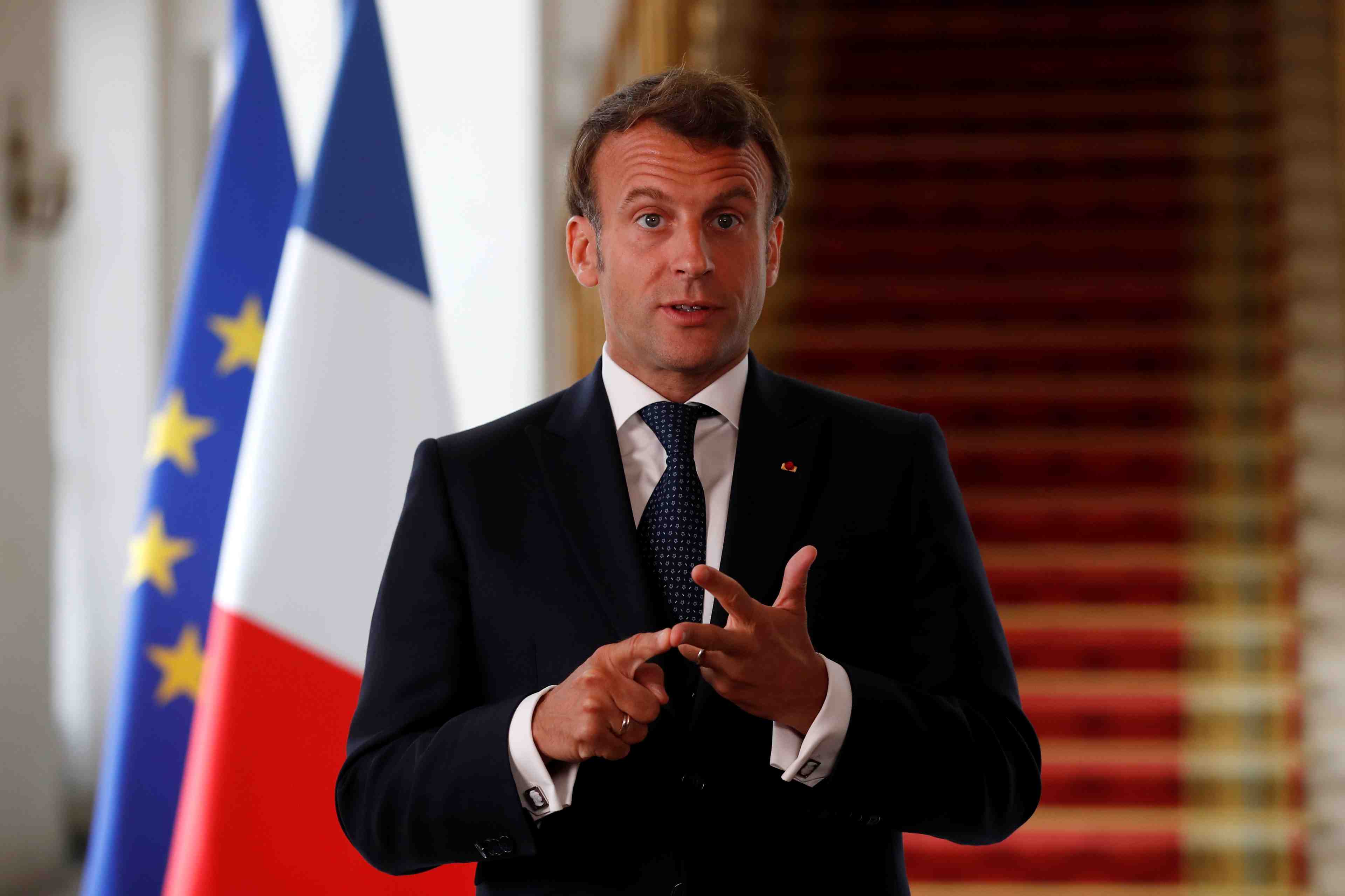 Macron promet d'"aller tres vite" sur le plan hopital