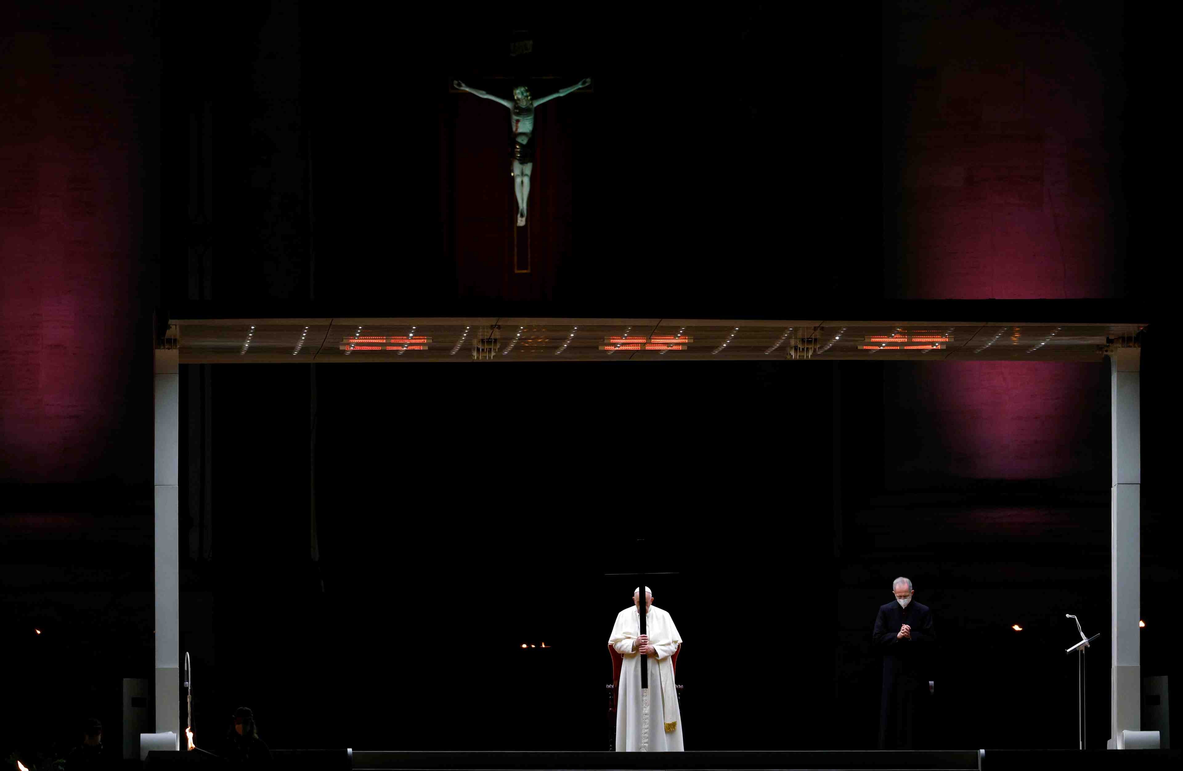 Le pape francois preside a un service reduit pour le vendredi saint