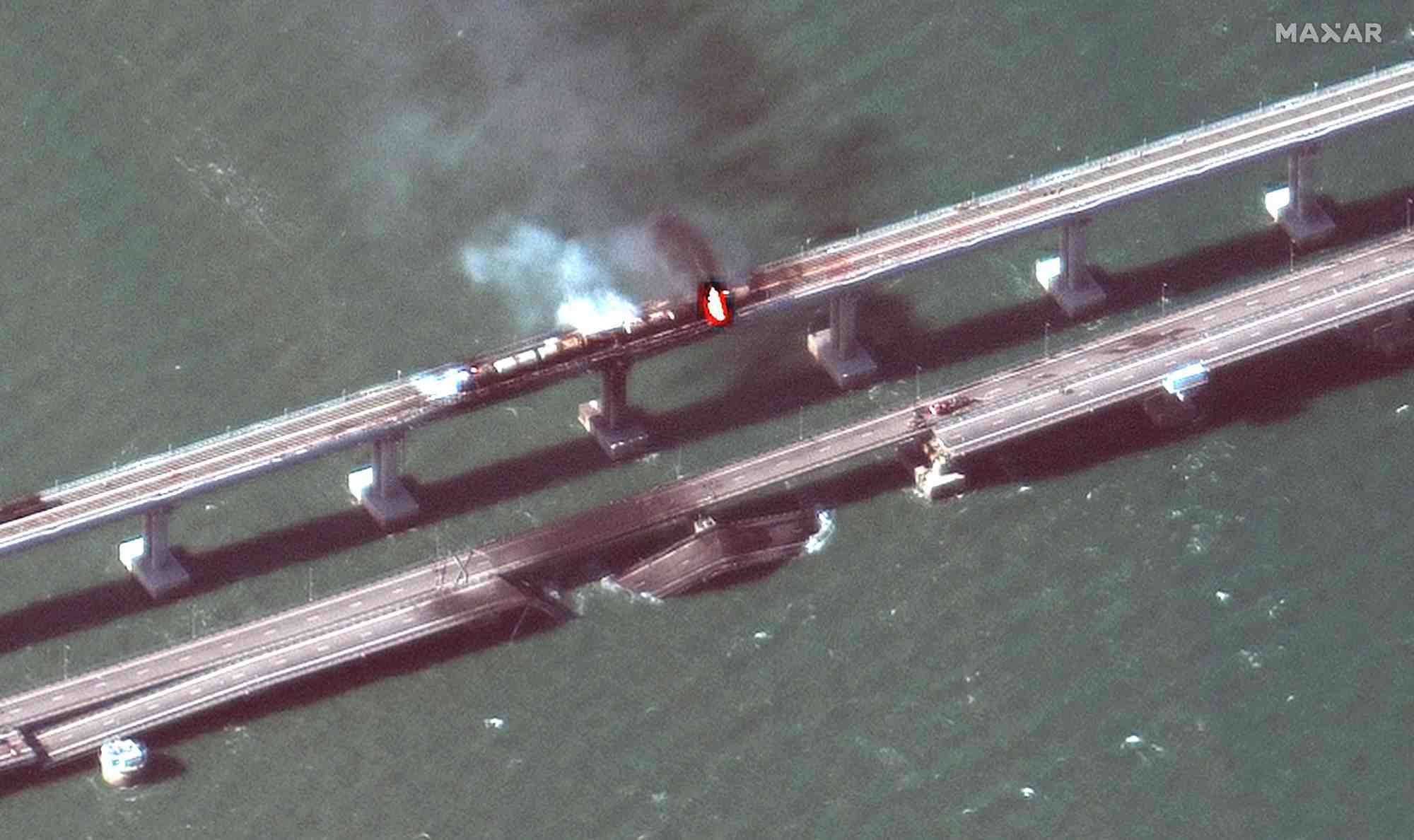 Image satellite d'archives montrant la fumee s'elevant d'un incendie sur le pont de kertch