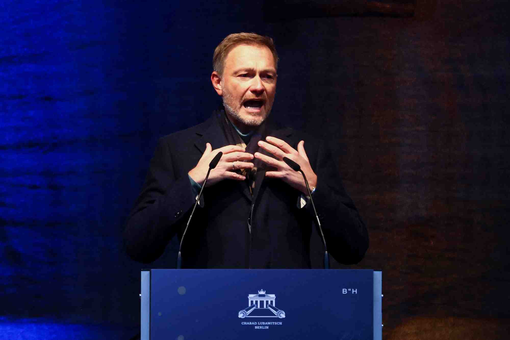 Le ministre allemand des finances christian lindner a la porte de brandebourg, lors d'une ceremonie pour la fete juive de hanoukka, a berlin