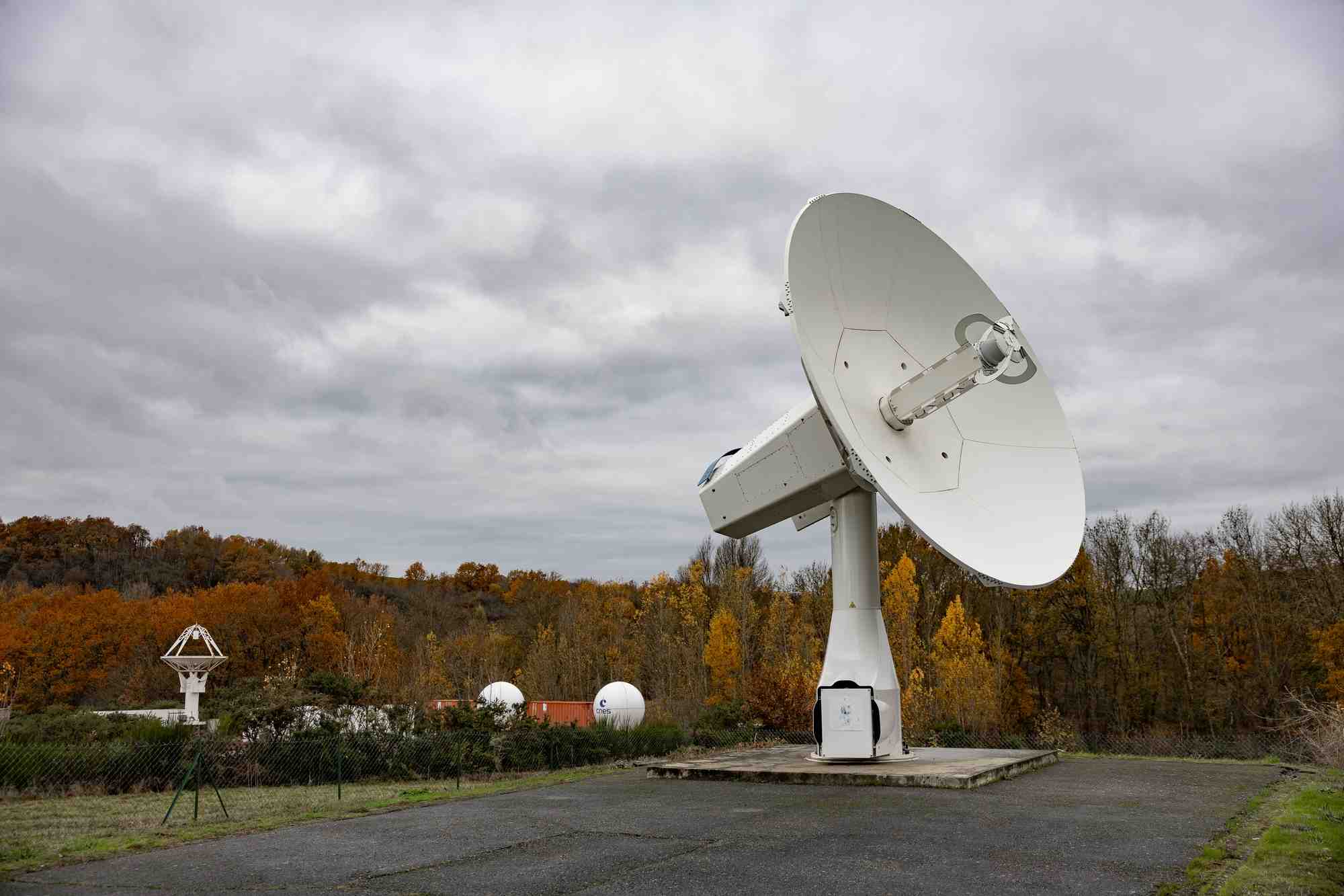 Le CNES dispose au sud de Toulouse d'une antenne nouvelle génération optimisée pour suivre depuis le sol les satellites en orbite basse.
