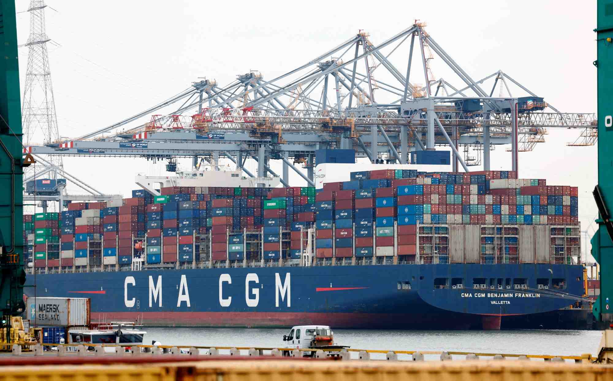 Photo d'archives des conteneurs empiles sur le porte-conteneurs cma cgm