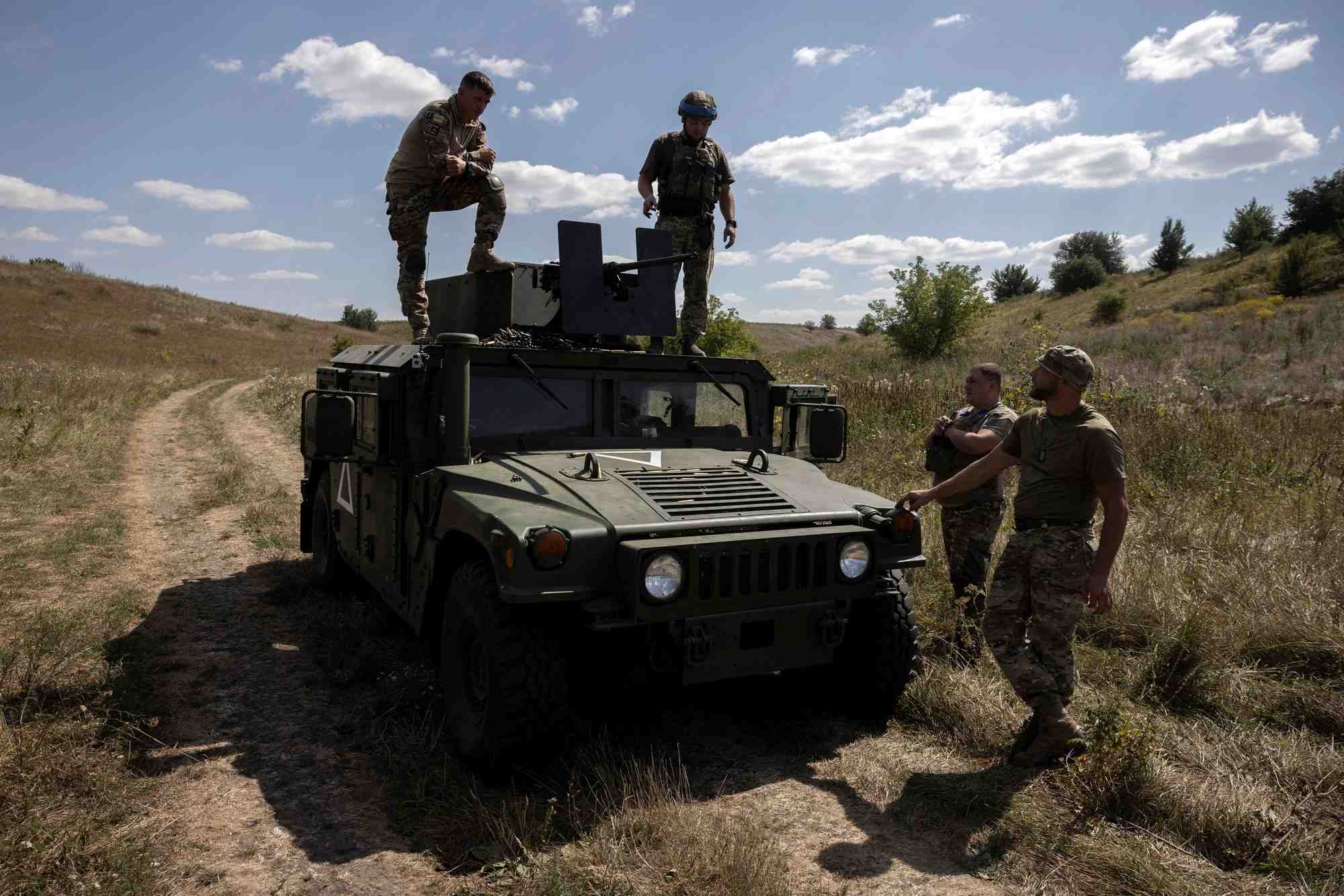Des soldats ukrainiens lors d'un exercice dans la region de soumy, pres de la frontiere russe