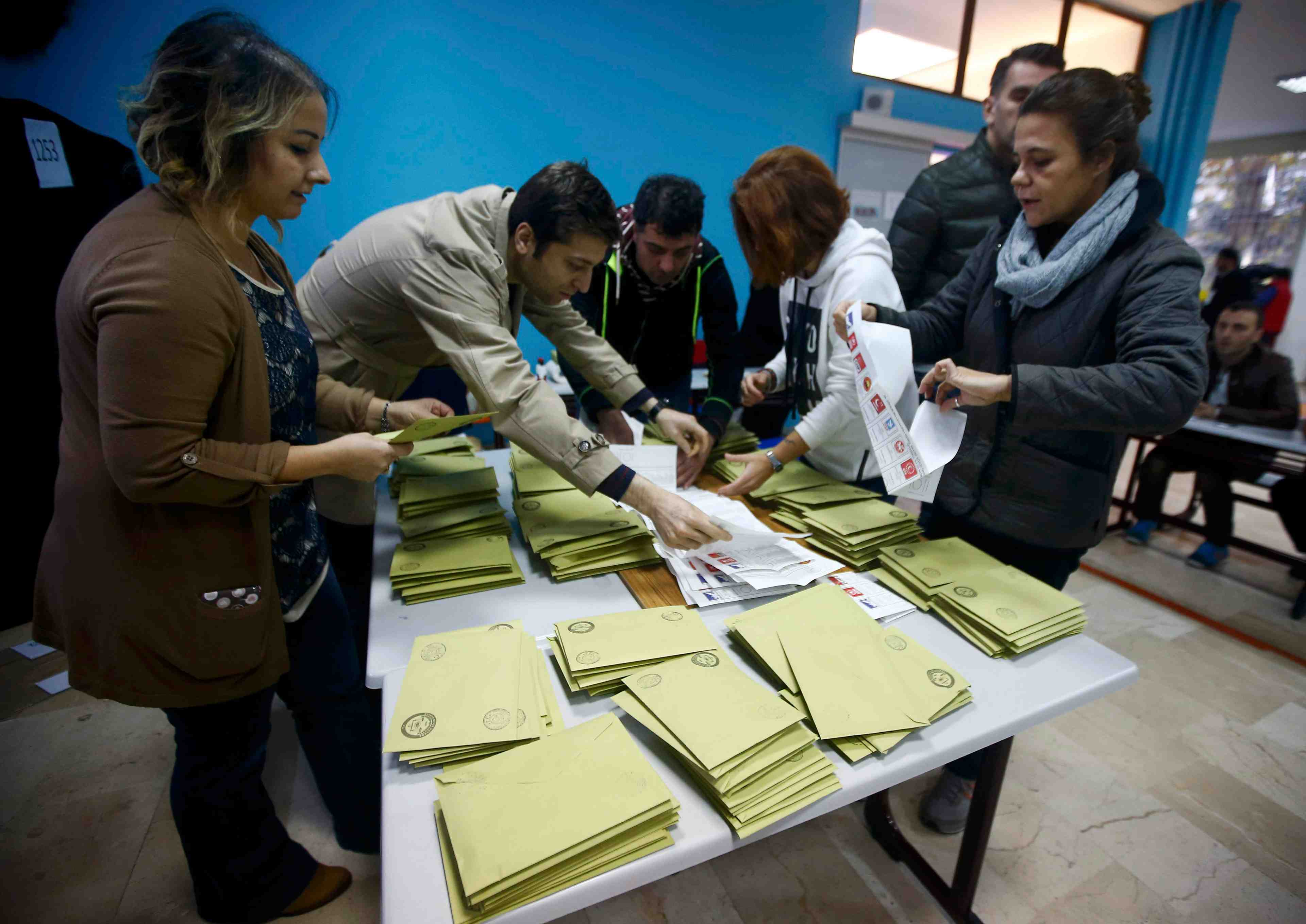 L'akp turc credite de 53,8% des voix, selon des resultats partiels