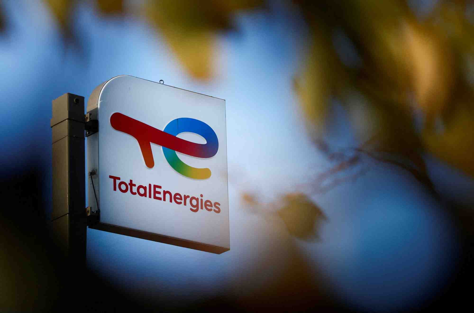 Photo d'archives du logo de totalenergies dans une station-service a bouguenais