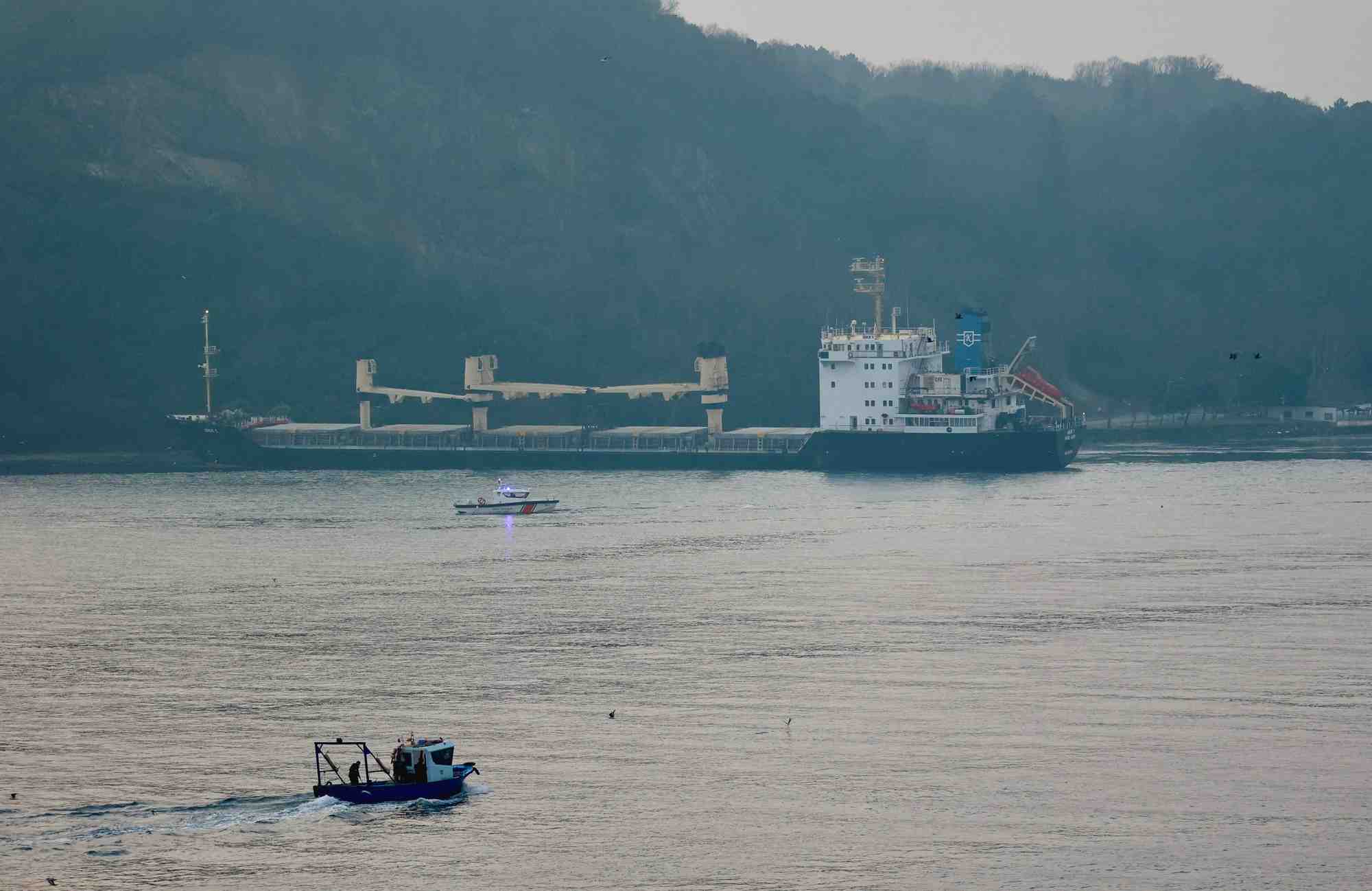 Le navire mkk1 est vu echoue dans le bosphore d'istanbul