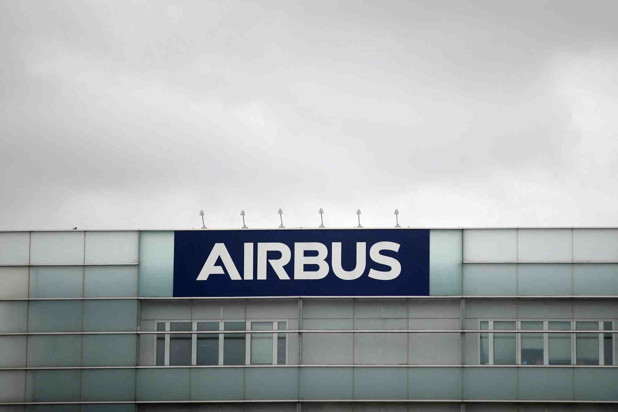 Un logo d'airbus a l'entree de l'usine de blagnac, pres de toulouse.
