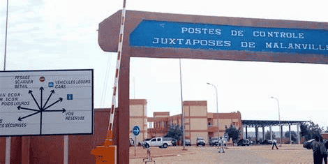 Depuis ce matin du 1er août 2023 et en application des sanctions de la CEDEAO, le trafic sur le corridor Cotonou-Niamey est coupé et les camions de marchandises à destination du Niger sont interdits de circuler.