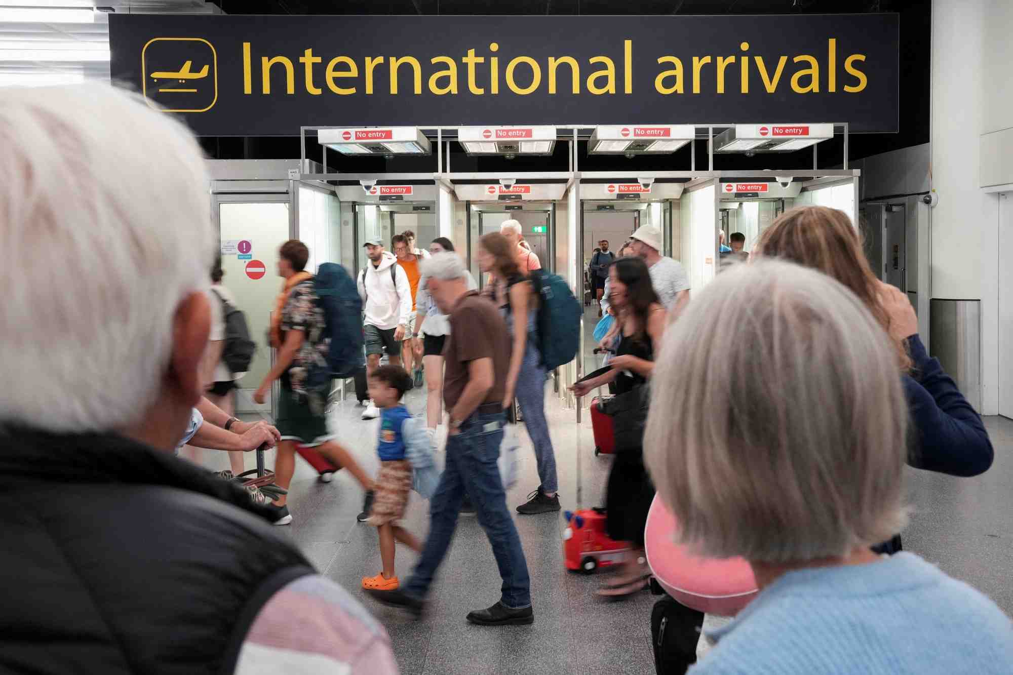 Photo d'archives des voyageurs qui arrivent a l'aeroport de gatwick