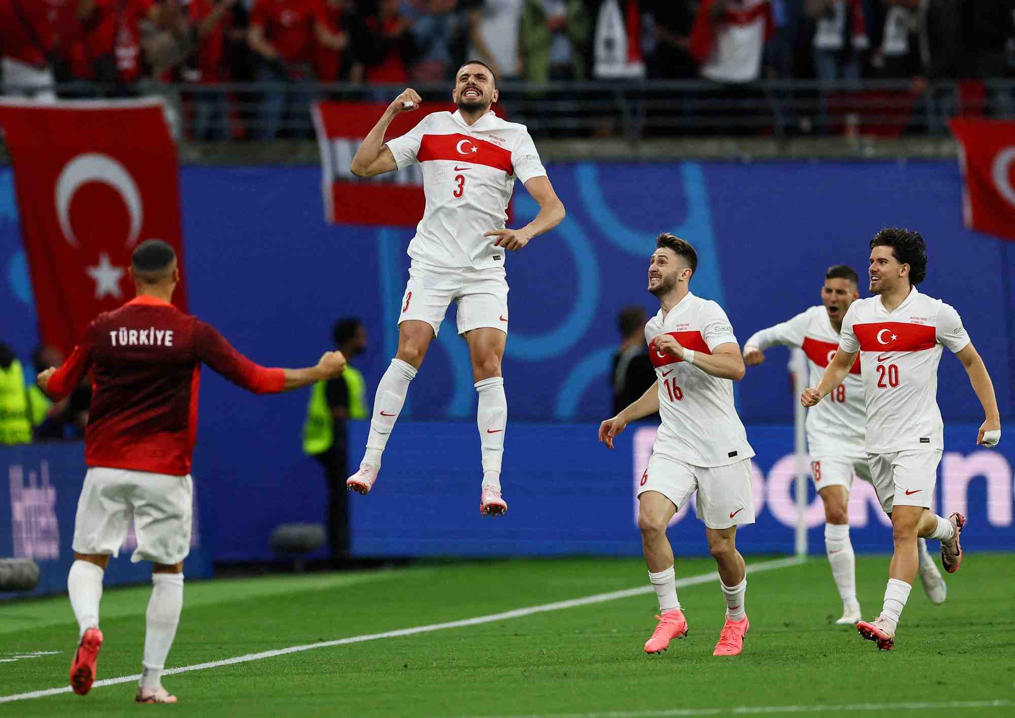 Le footballeur turc merih demiral fete son premier but avec ismail yuksek et ferdi kadioglu lors du match de l'euro 2024 contre l'autriche