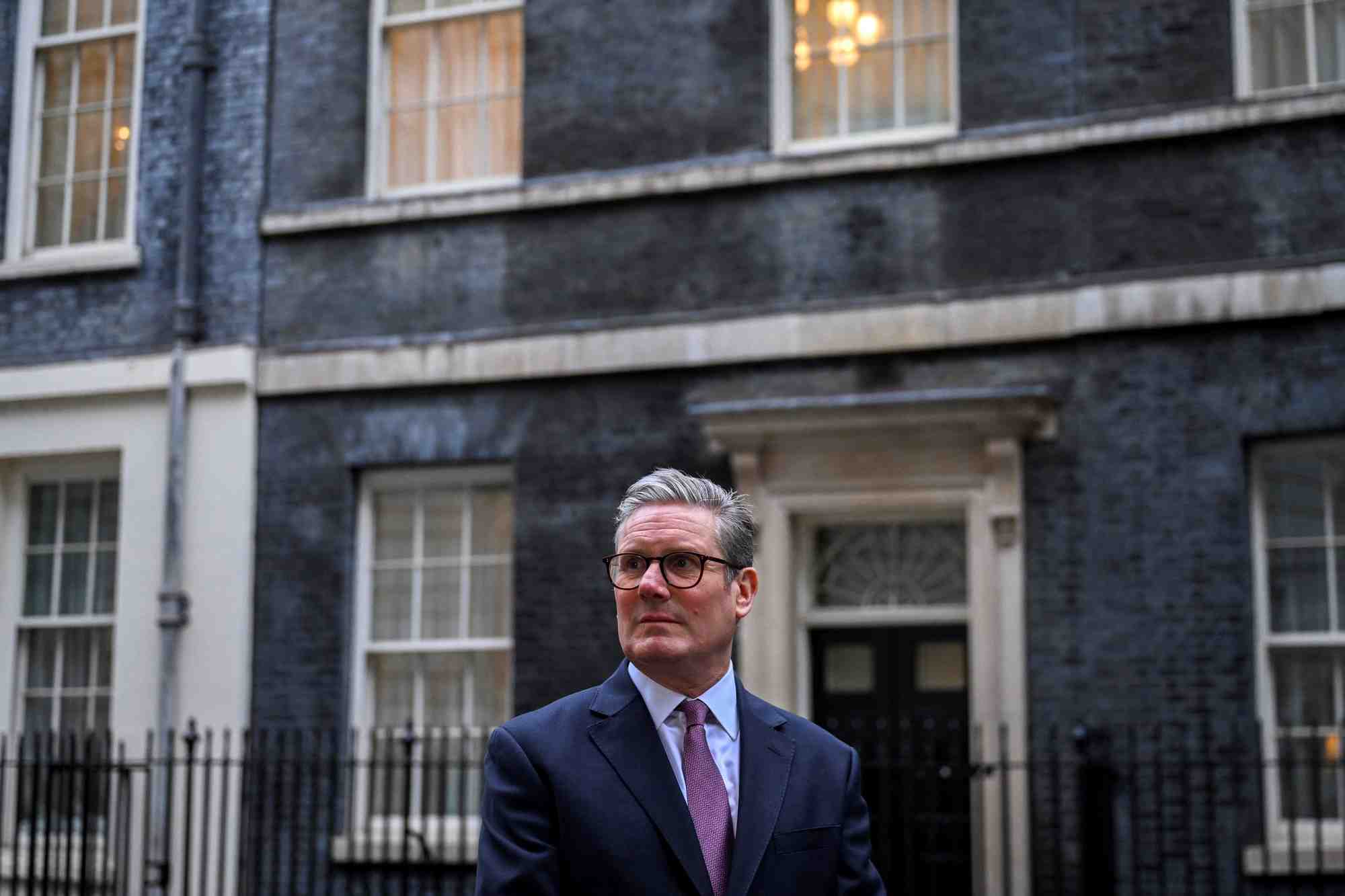 Cette hausse des dépenses de défense se fera au détriment du budget britannique consacré à l’aide internationale au développement, qui passera de 0,5 % à 0,3 % du PIB.