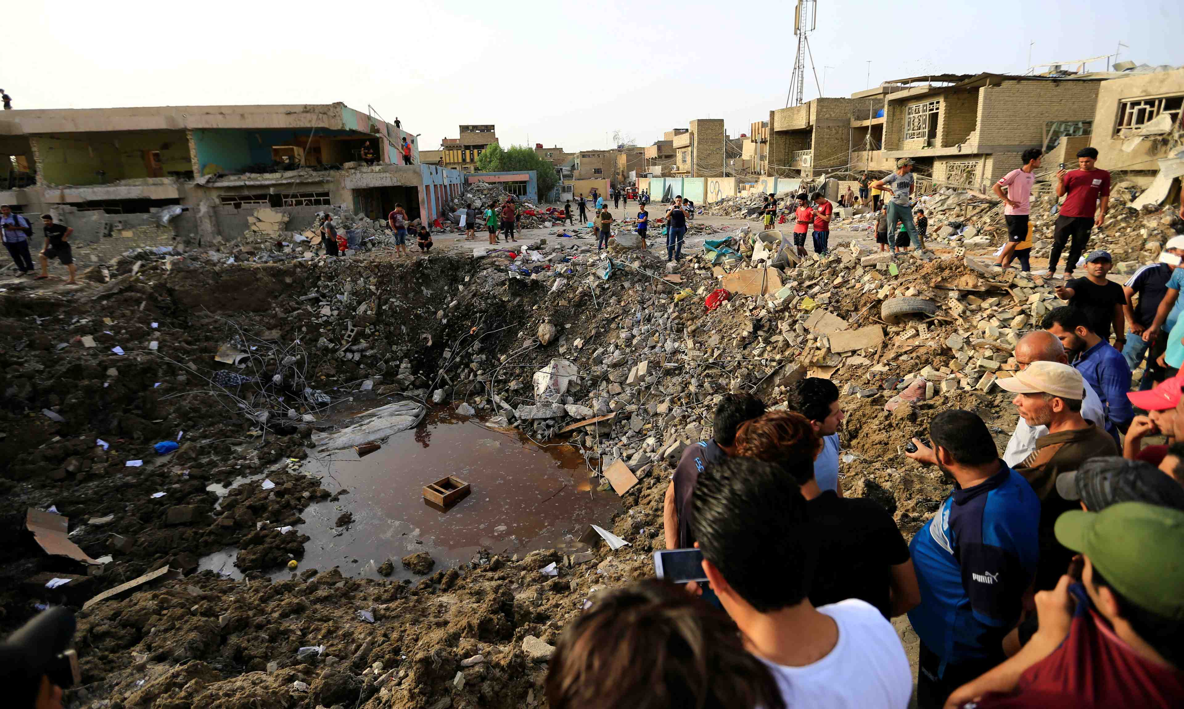 Au moins 18 morts dans une explosion a bagdad selon une source policiere