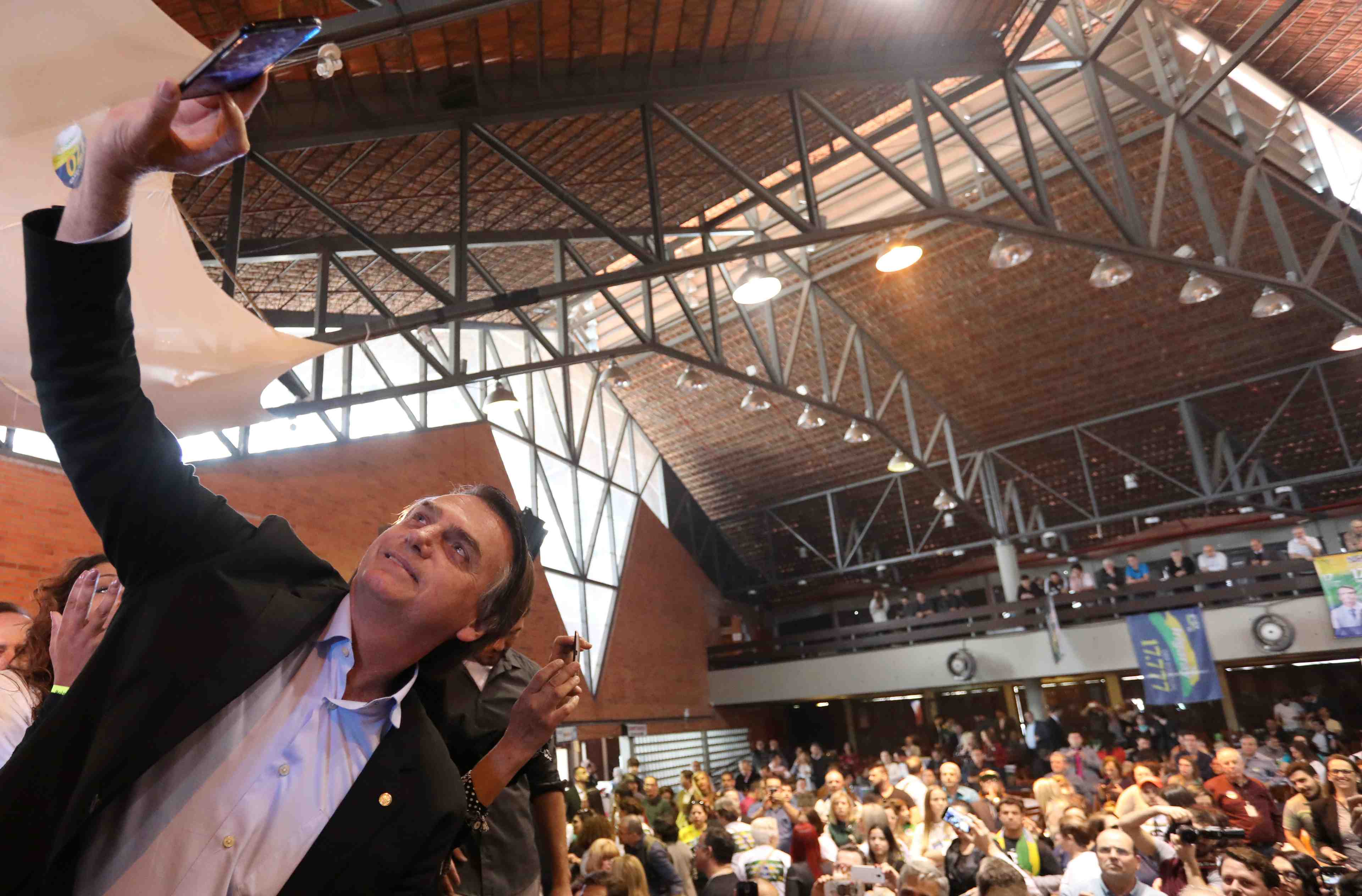 Bresil/election: bolsonaro (extreme droite) confirme son avantage