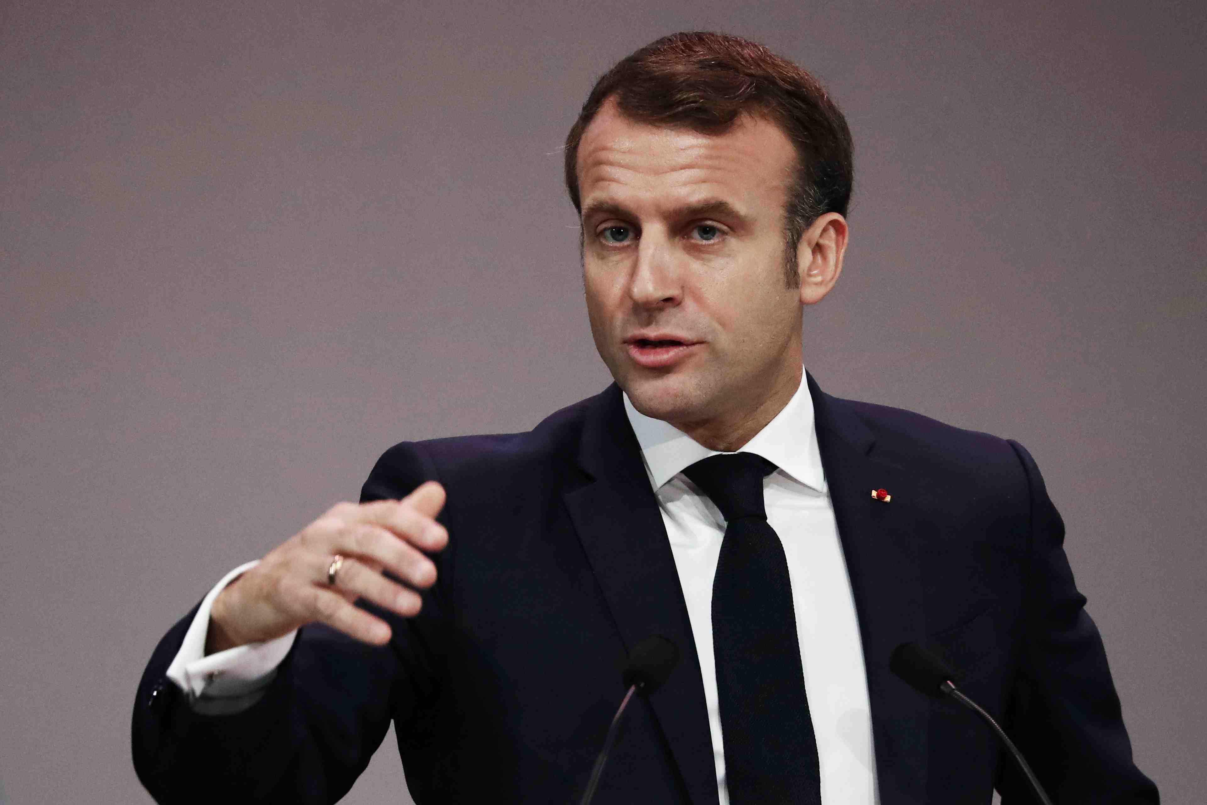 Macron maintient ses propos sur l'otan, appelle a une clarification