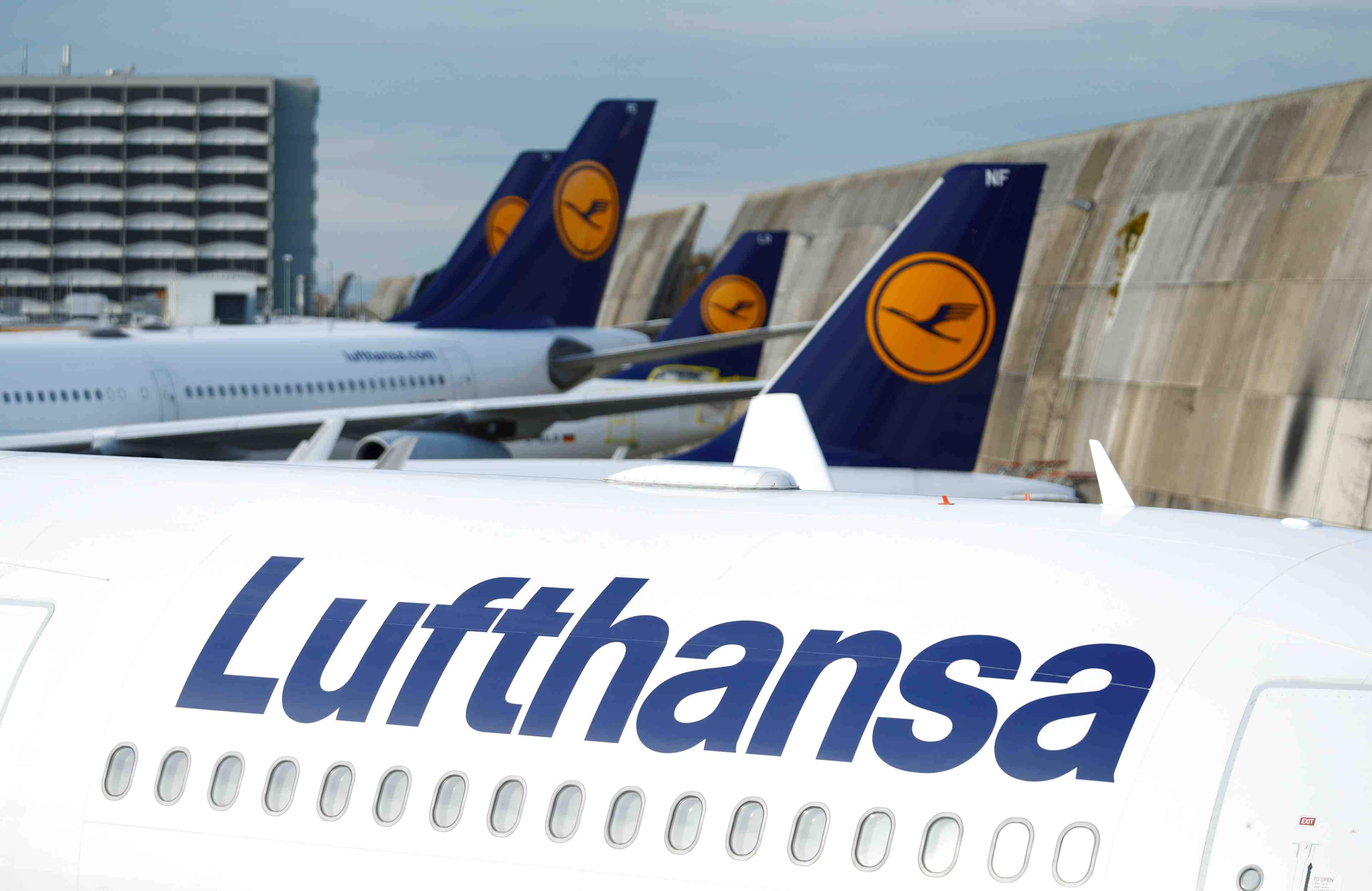 Face au coronavirus, lufthansa envisage de demander l'aide de berlin