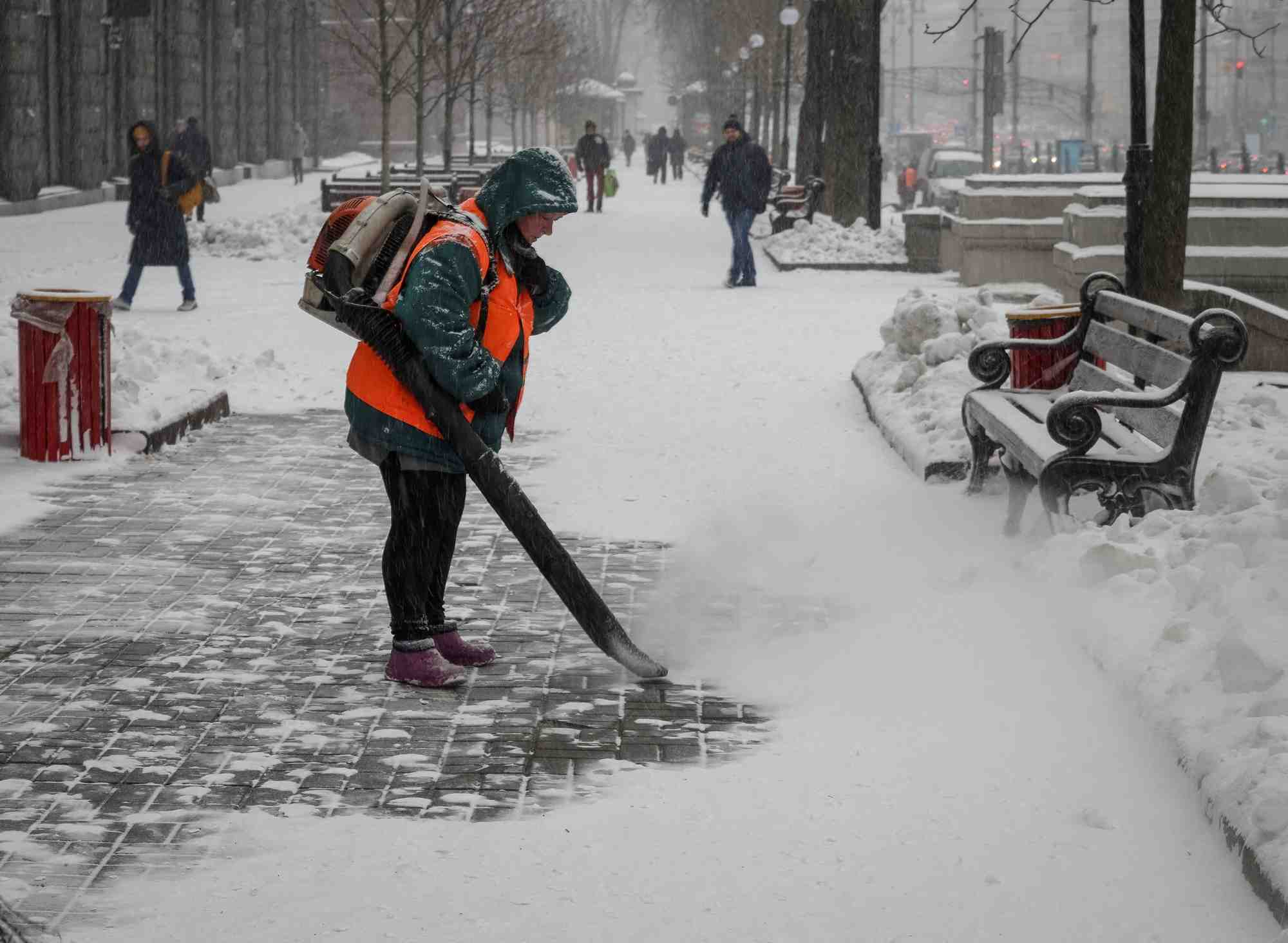Photo d'archives d'un employe municipal enlevant la neige dans le centre de kyiv