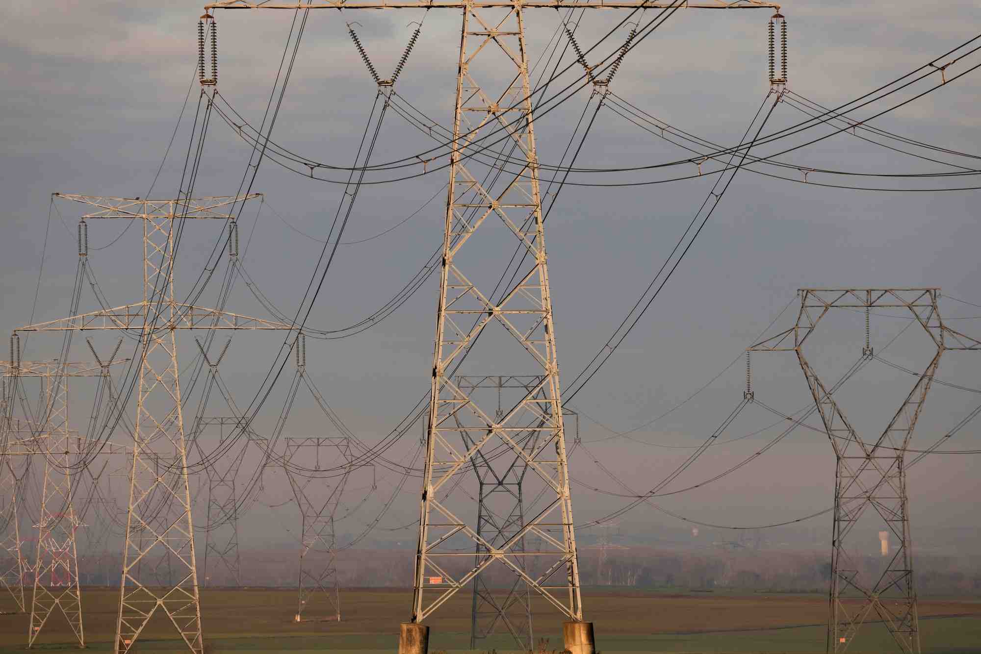 Des pylones de lignes electriques a haute tension, pres de cambrai
