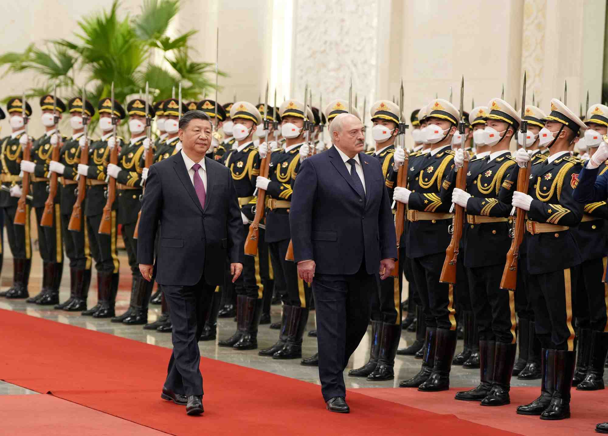 Photo d'archives du president chinois xi jinping et le president bielorusse alexandre loukachenko lors d'une ceremonie de bienvenue a pekin
